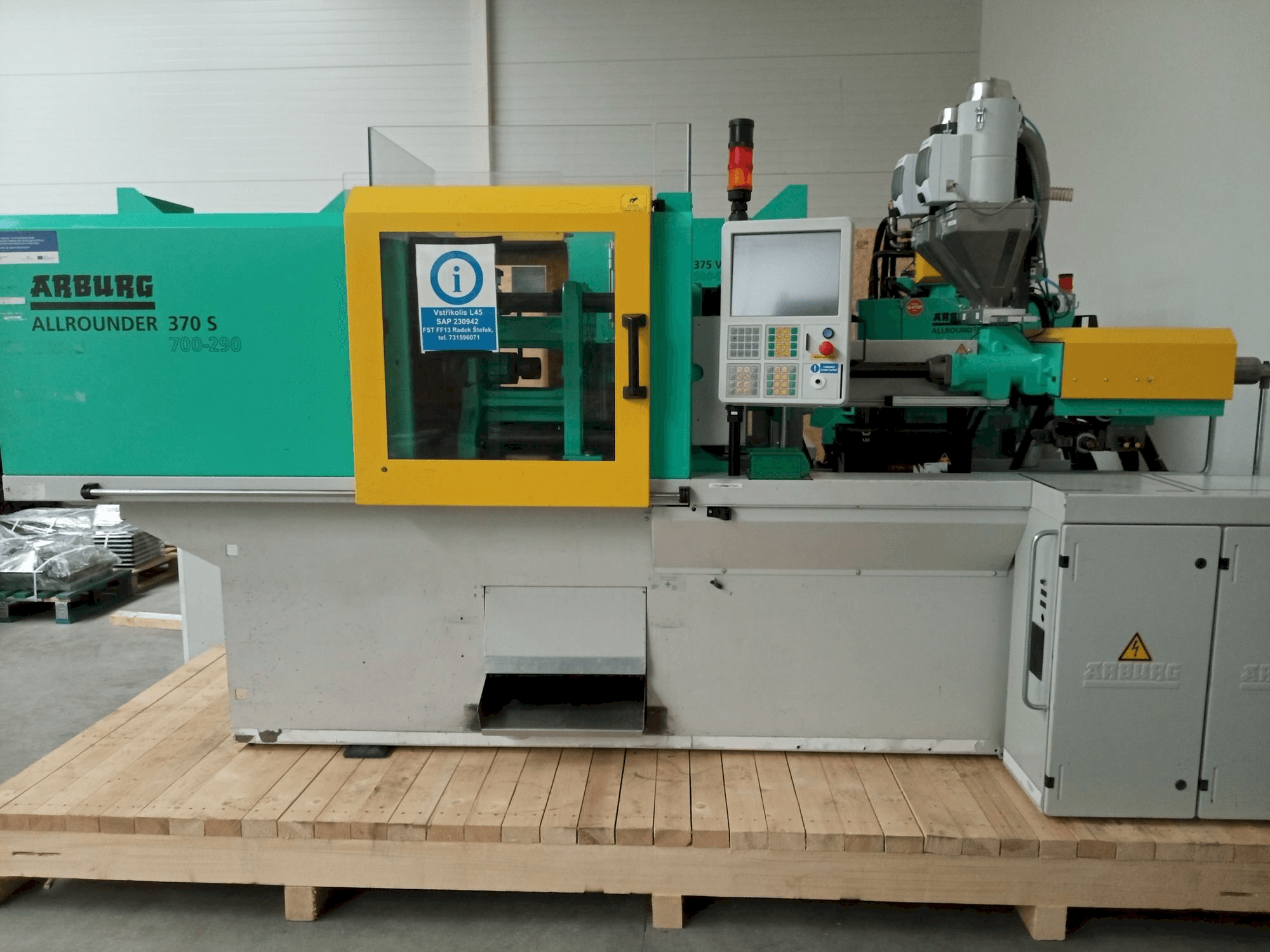 Vista Frontal da Arburg Allrounder 370S 700–290 máquina