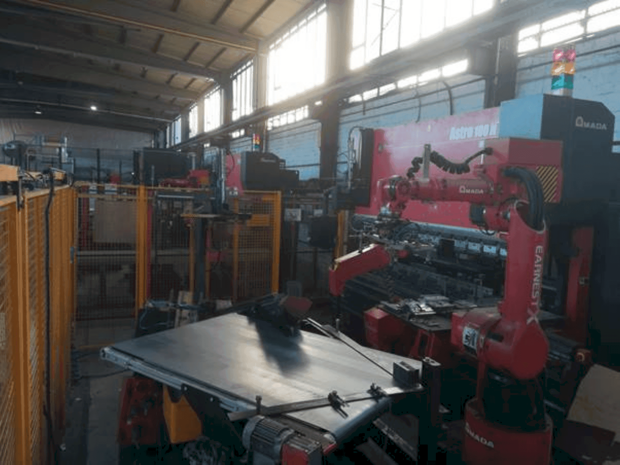 Vista Frontal da AMADA Astro 100 NT máquina