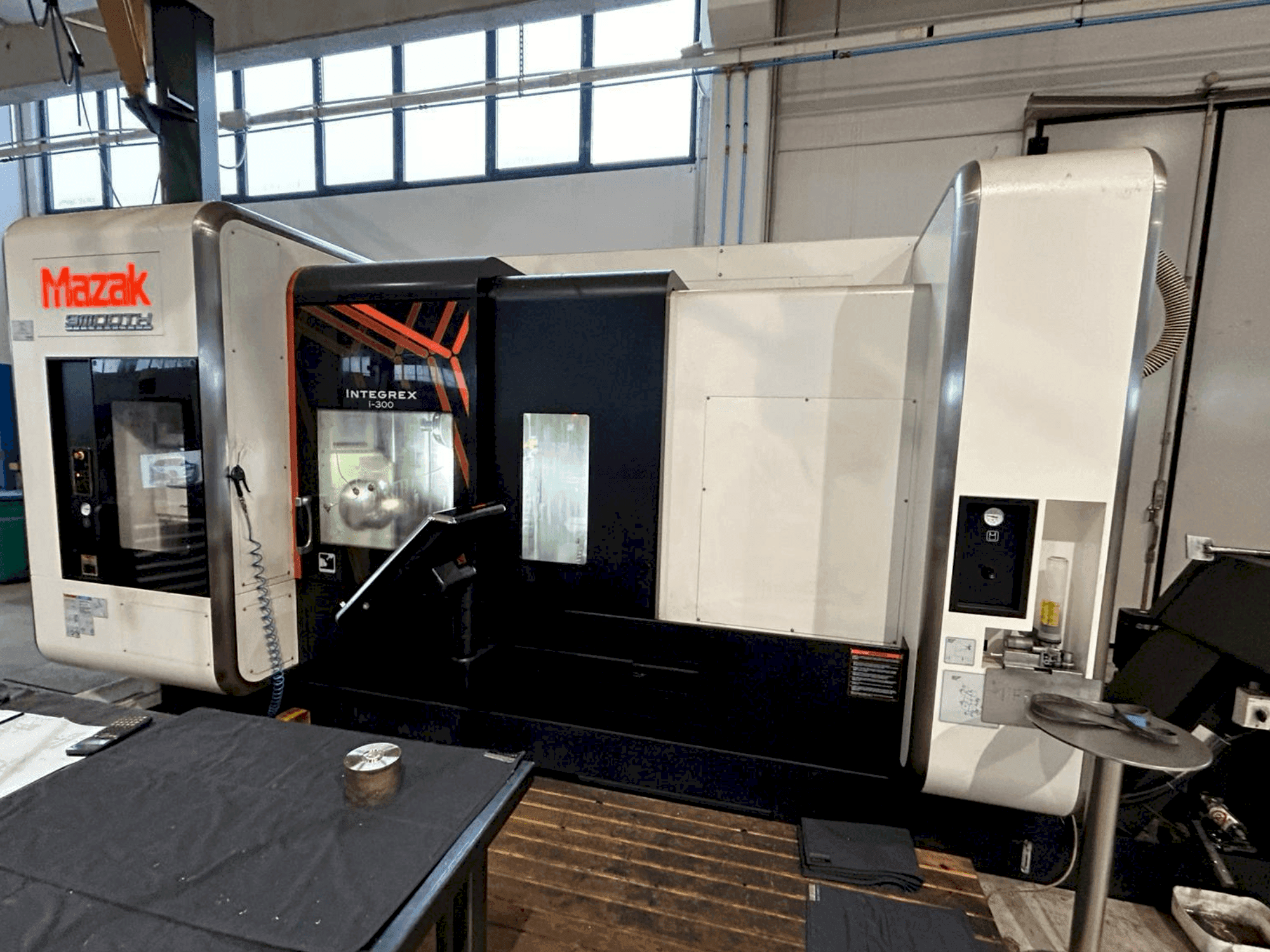 Vista Frontal da Mazak INTEGREX i-300 máquina