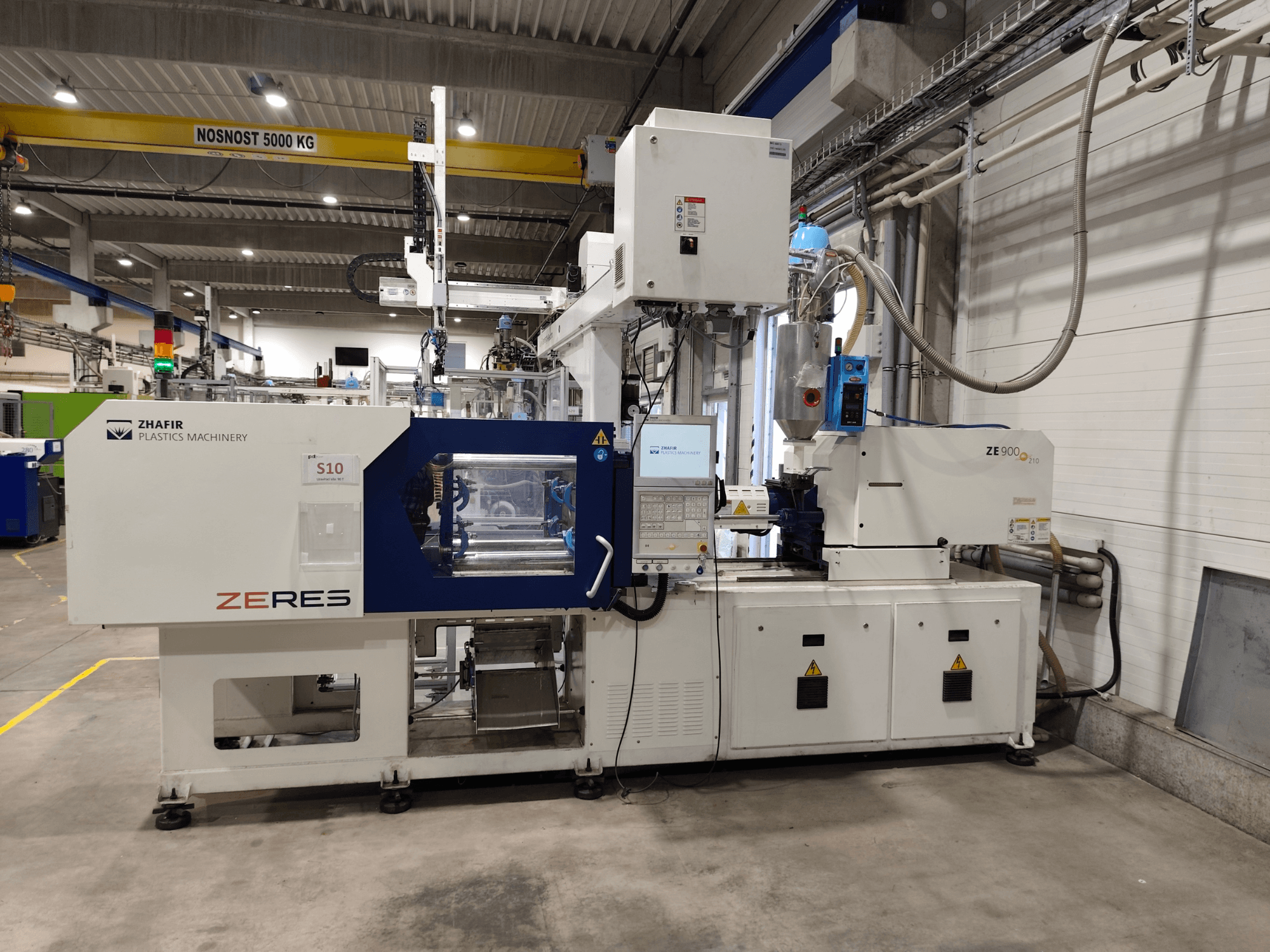 Máquina de moldagem por injeção elétrica ZHAFIR ZERES ZE900/210B, vista frontal que mostra o painel de controlo e a área de moldagem.