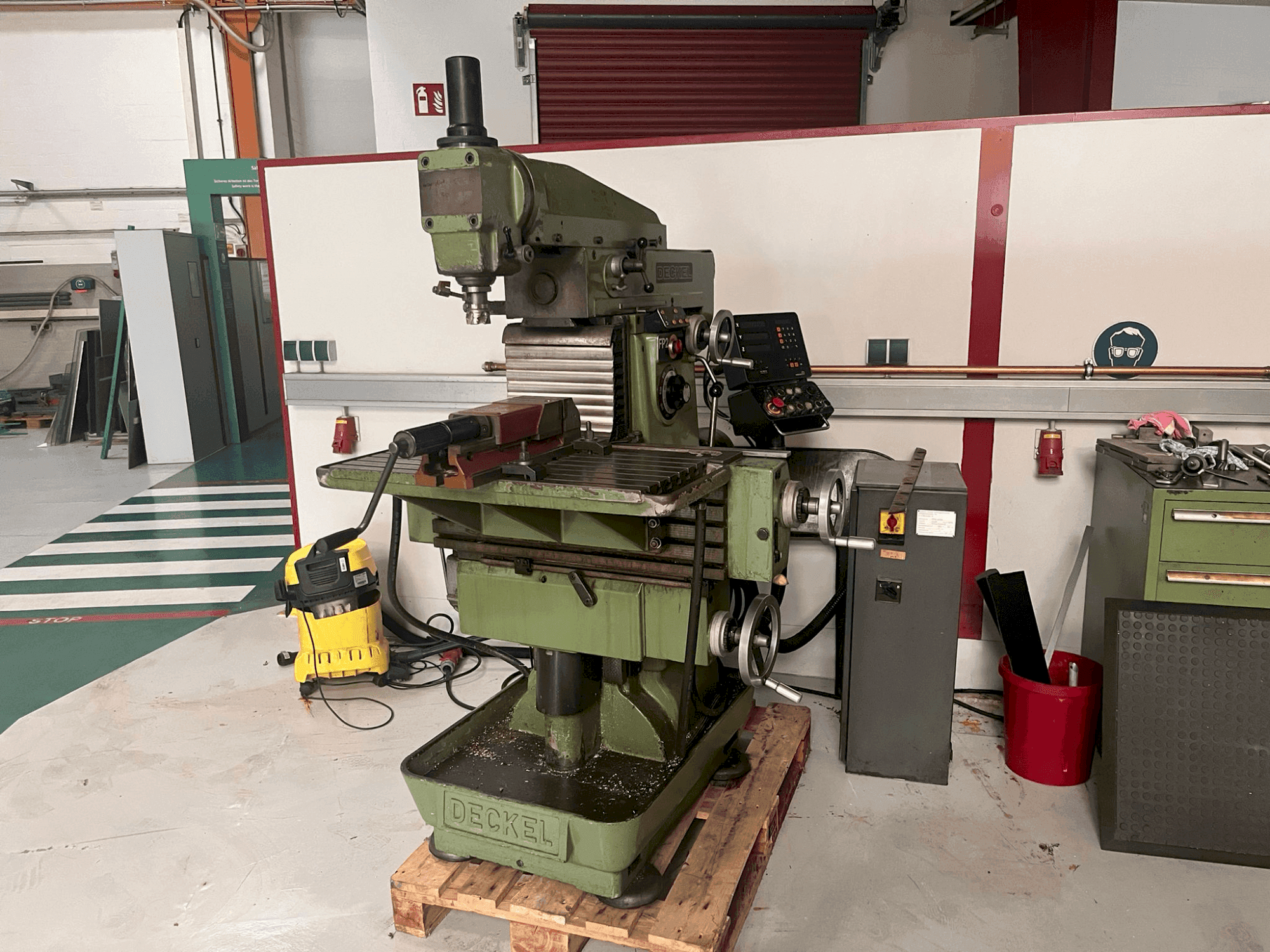 Vista Frontal da DECKEL FP2 máquina