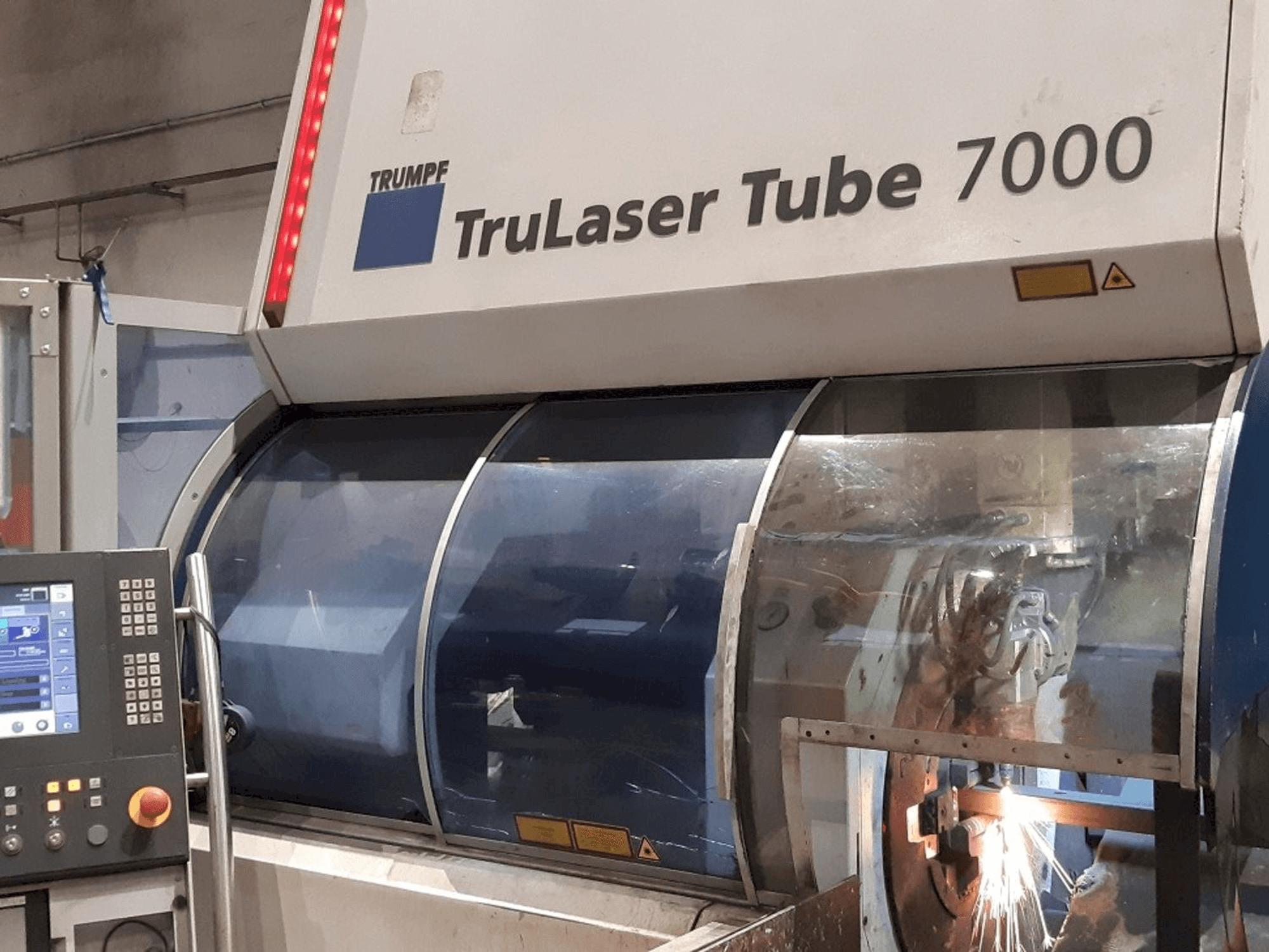 Vista Frontal da Trumpf TruLaser Tube 7000 máquina