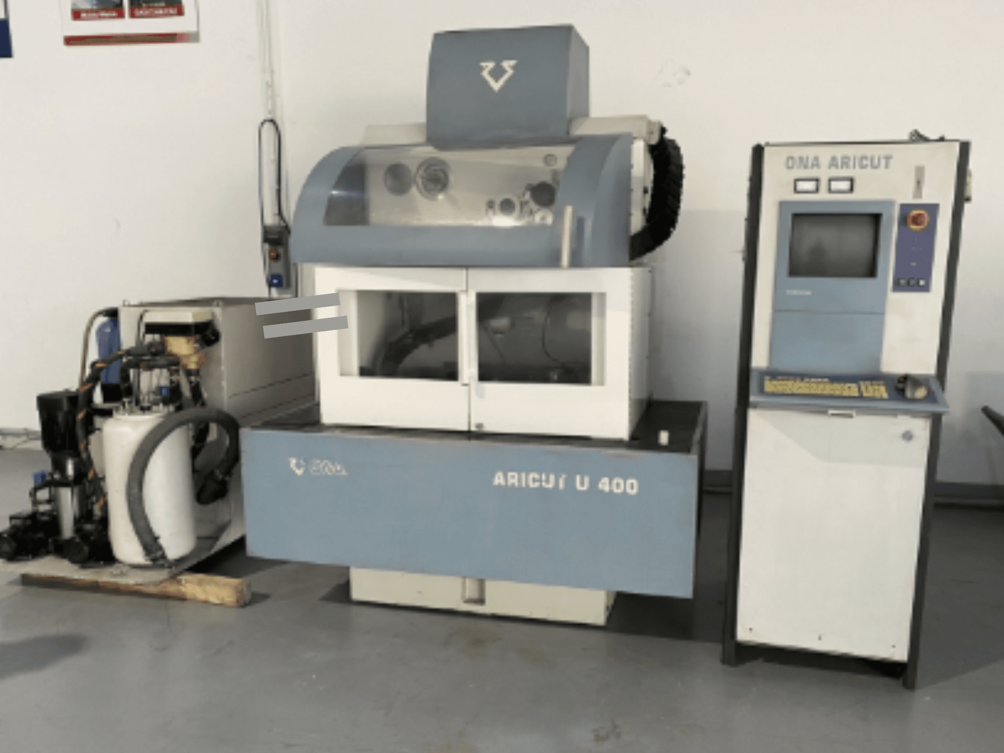 Máquina de electroerosão por fio ONA U 400 vista de frente, com uma consola de controlo e uma unidade de refrigeração na lateral.