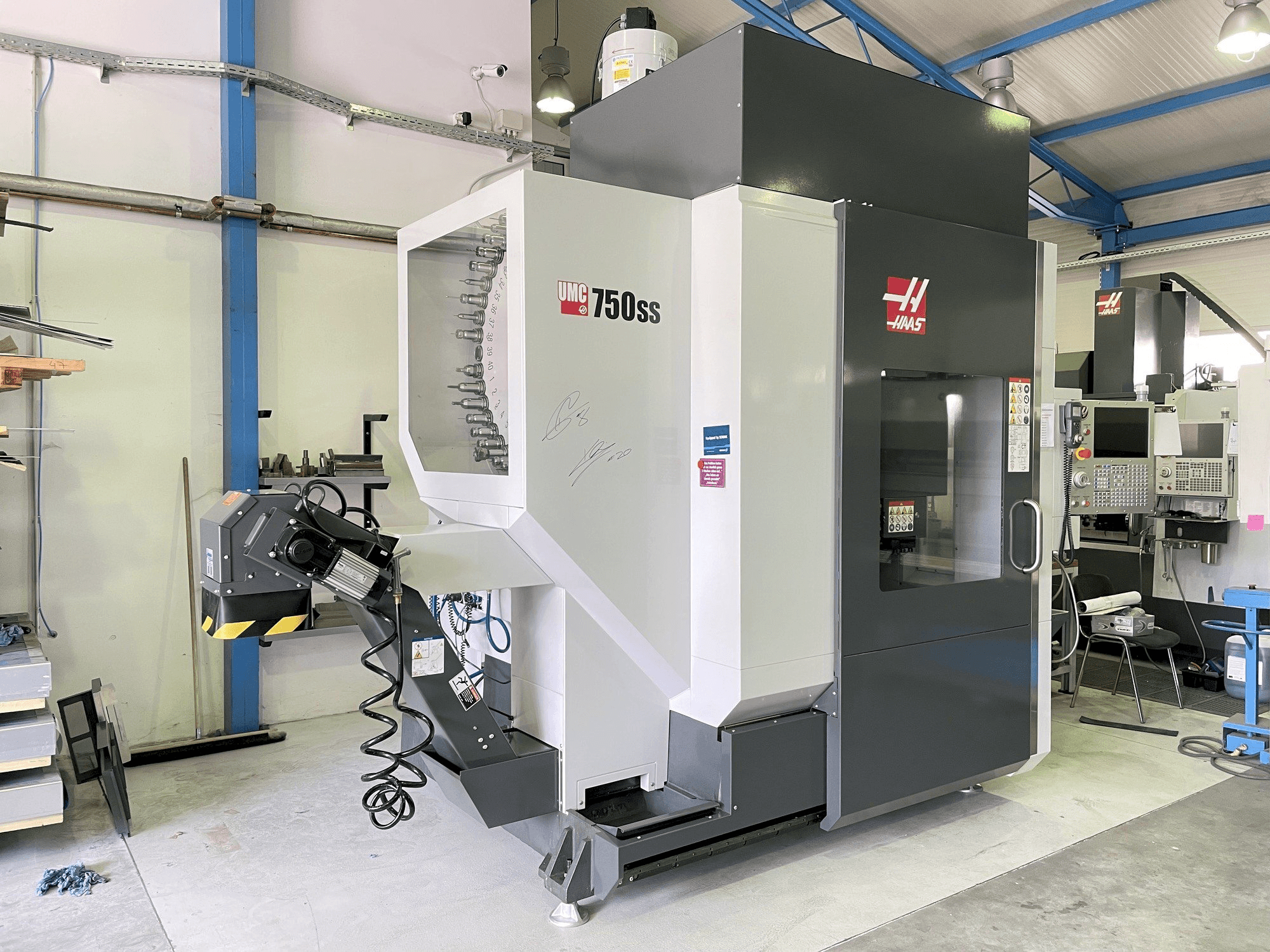Vista Frontal da HAAS UMC 750 SS máquina