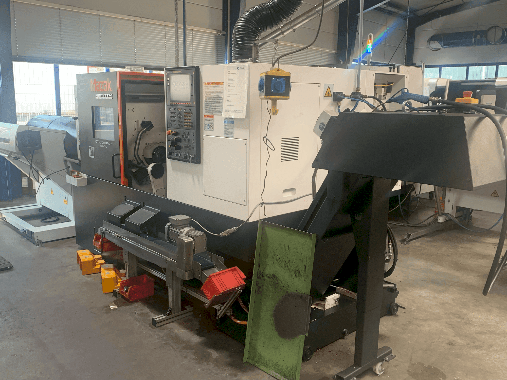 Vista Frontal da Mazak QTC 100 MSL máquina