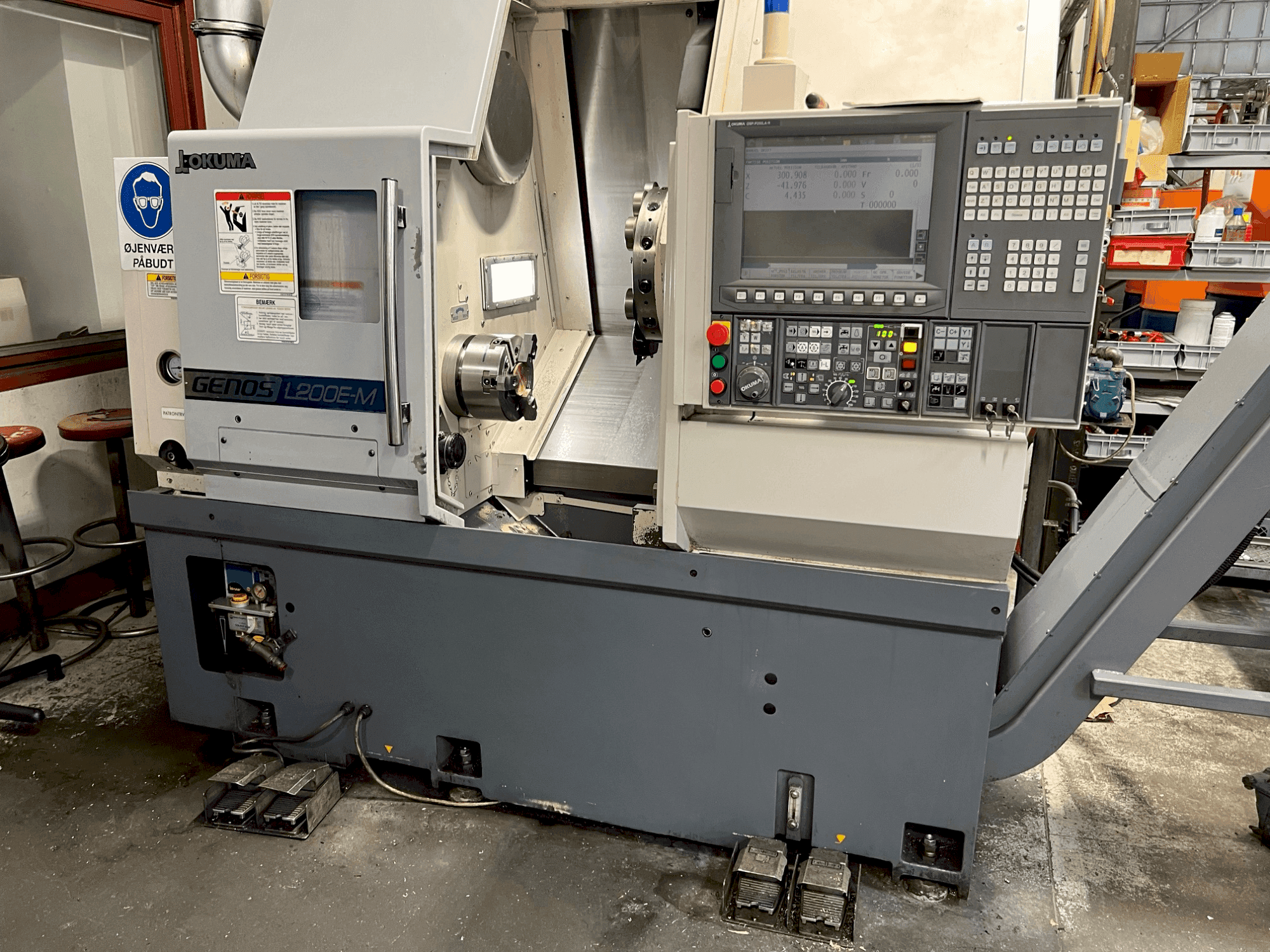 Vista Frontal da Okuma GENOS L200E MY máquina