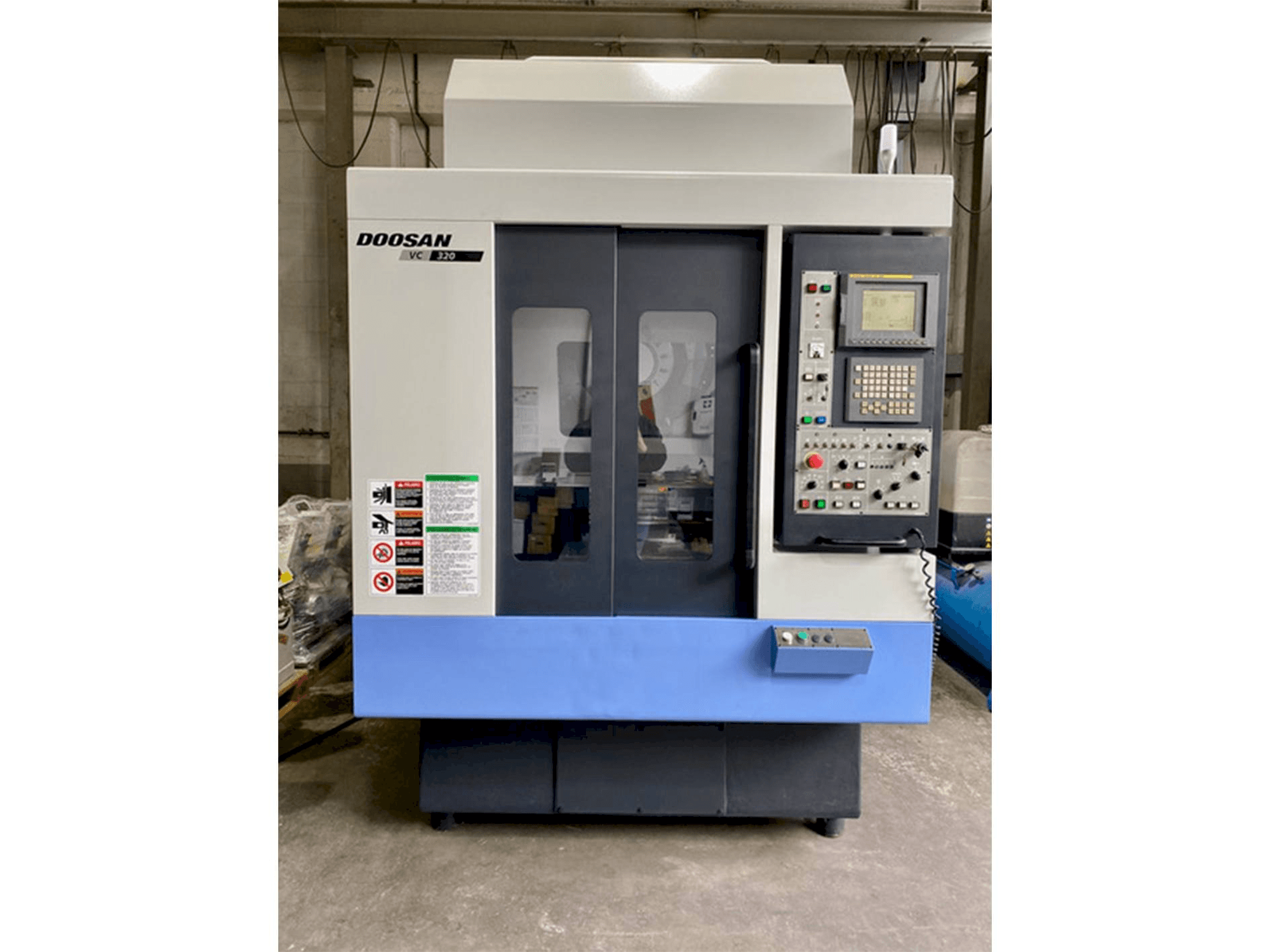 Vista Frontal da Doosan VC 320 máquina