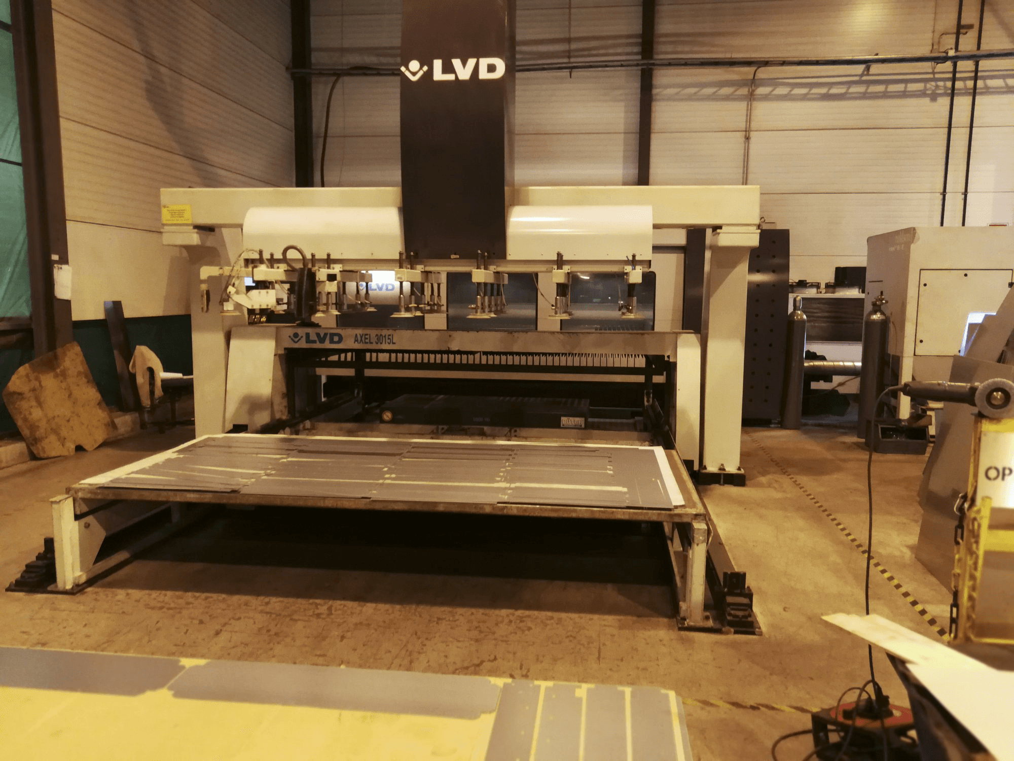 Vista Frontal da LVD AXEL 3015 L máquina