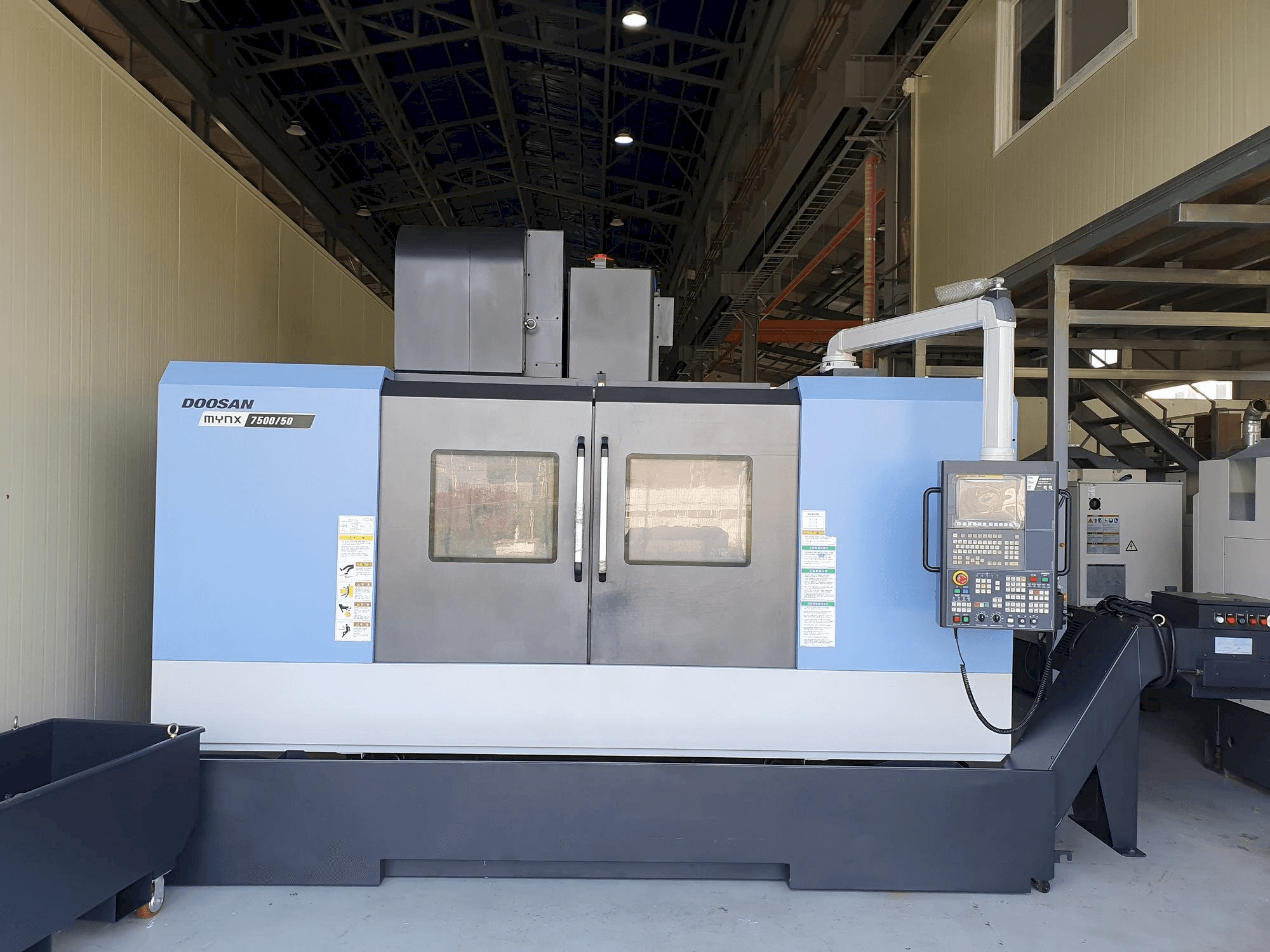 Vista Frontal da Doosan MYNX7500/50 máquina