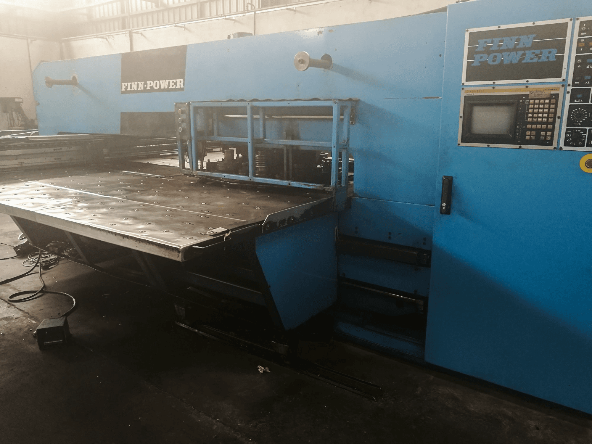 Vista Direita da Finn-Power TP 2520 IF2 máquina