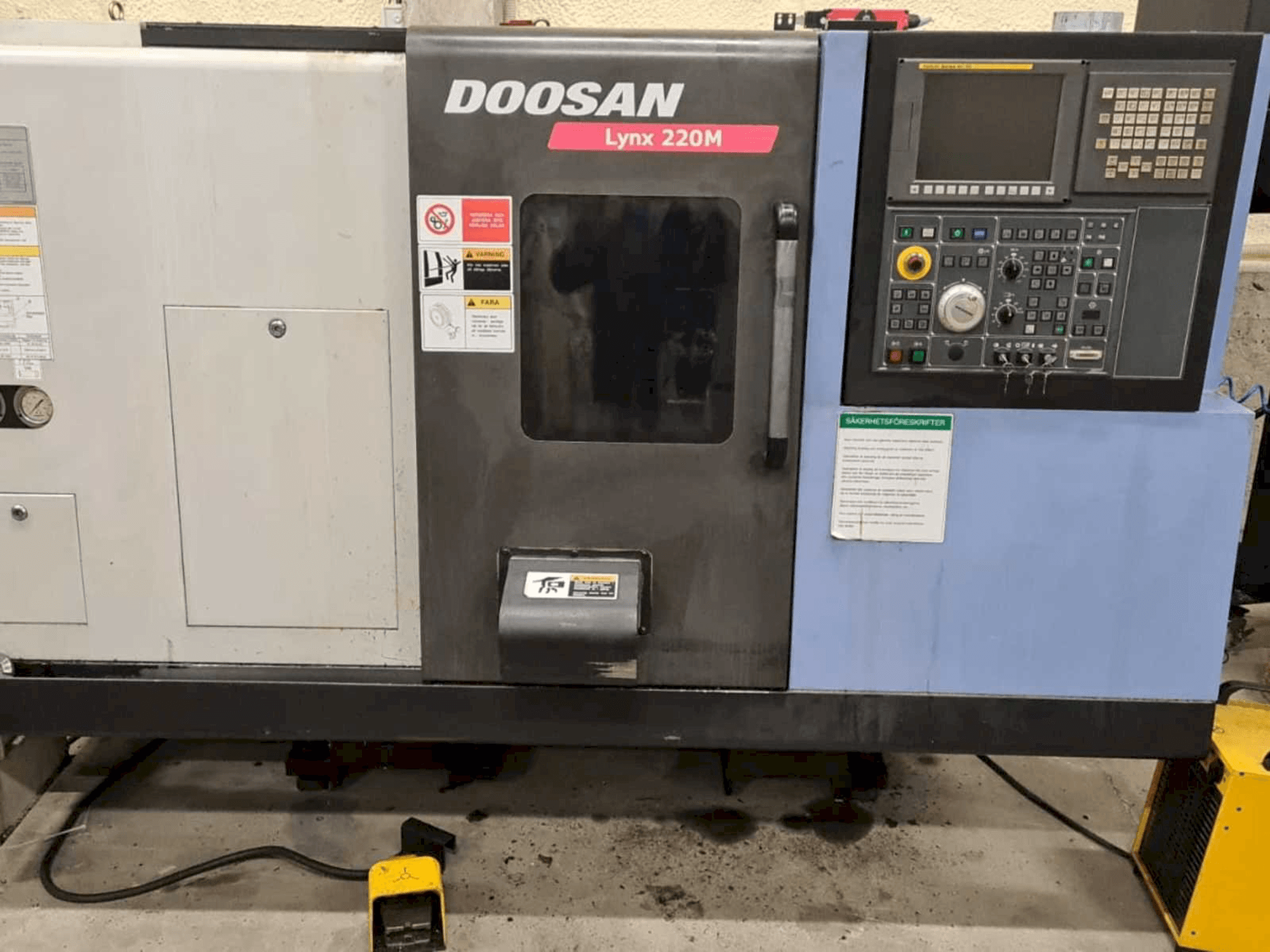 Vista Frontal da Doosan Lynx 220MA + bar feeder LNS Express máquina