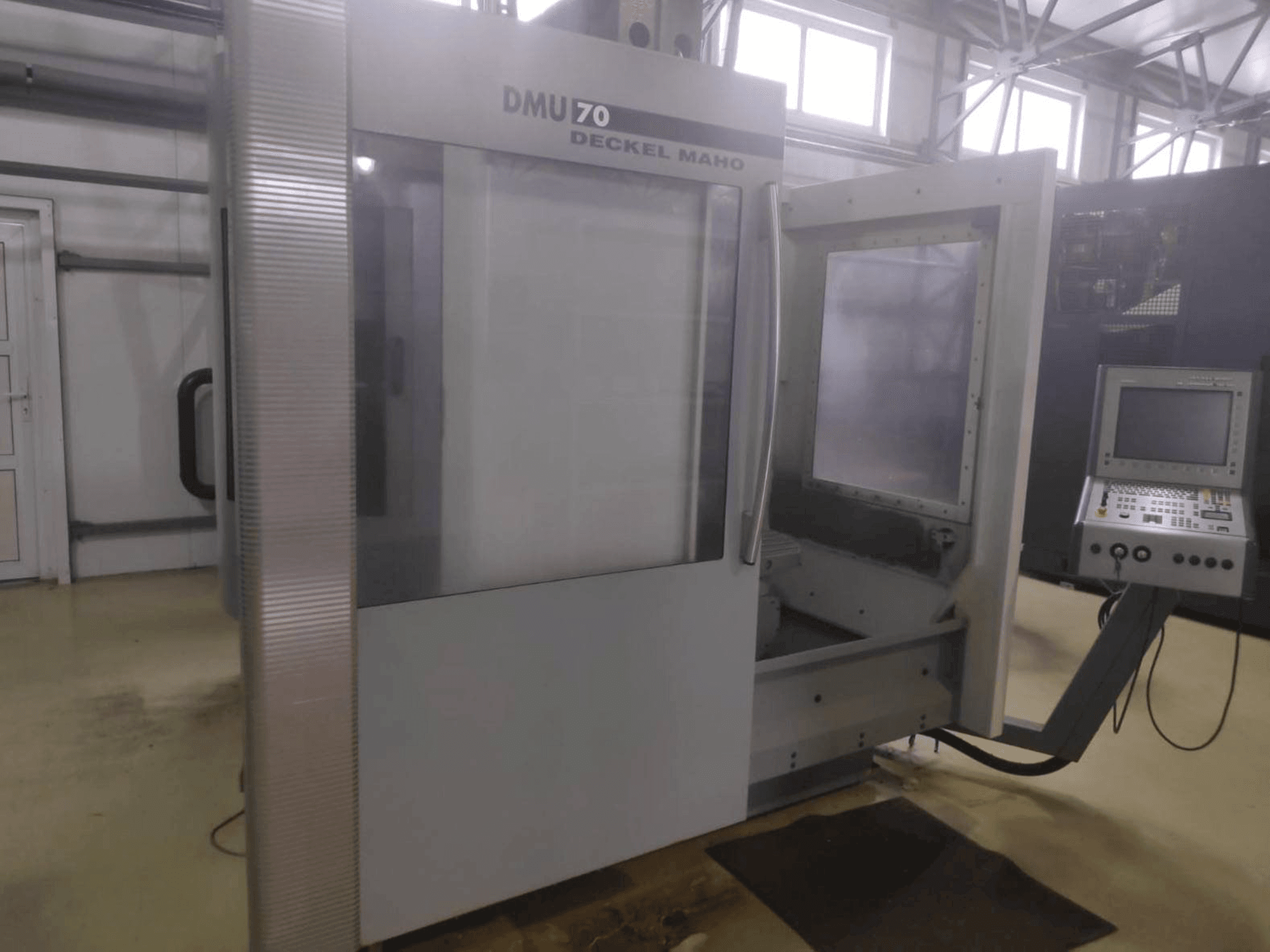 Vista Frontal da DECKEL MAHO DMU 70 máquina