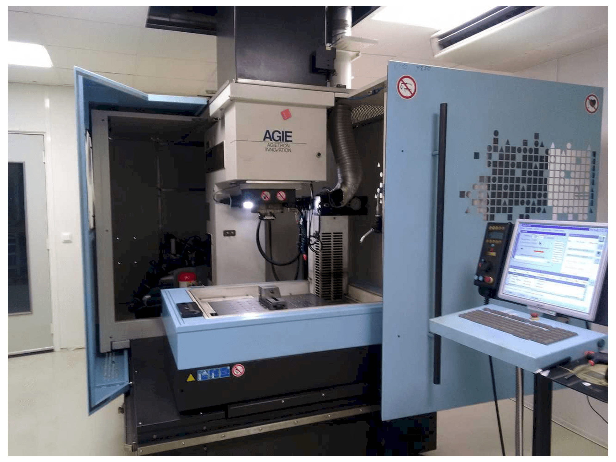 Vista Frontal da AGIE AGIETRON INNOVATION 2 máquina