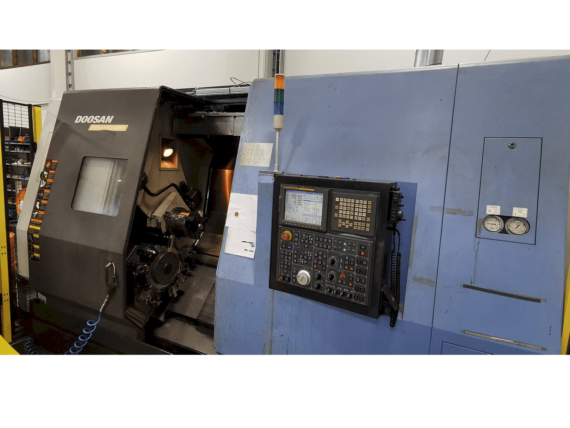 Vista Frontal da Doosan Puma MX 2000 ST máquina