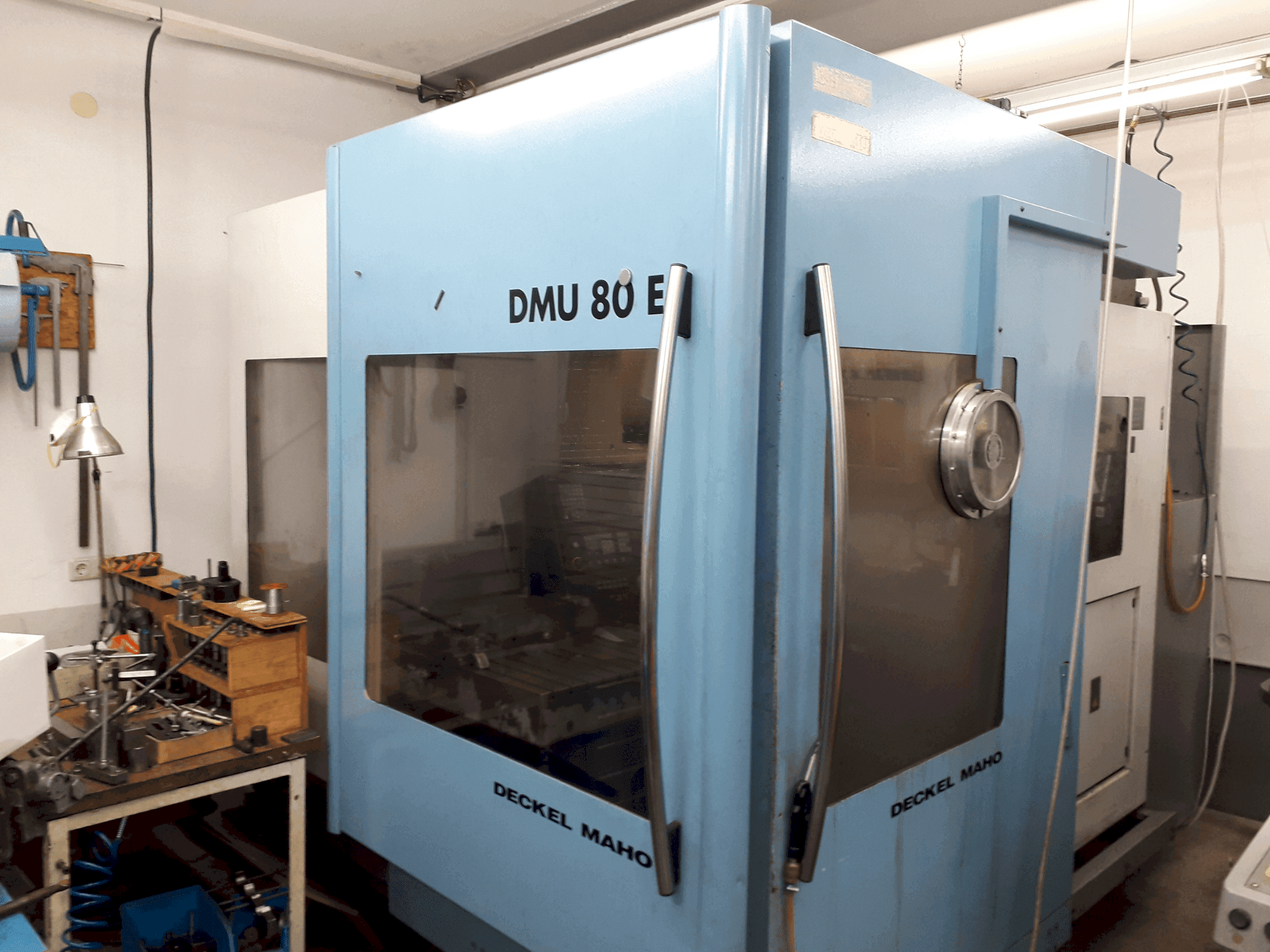 Vista Frontal da DECKEL MAHO DMU 80E máquina