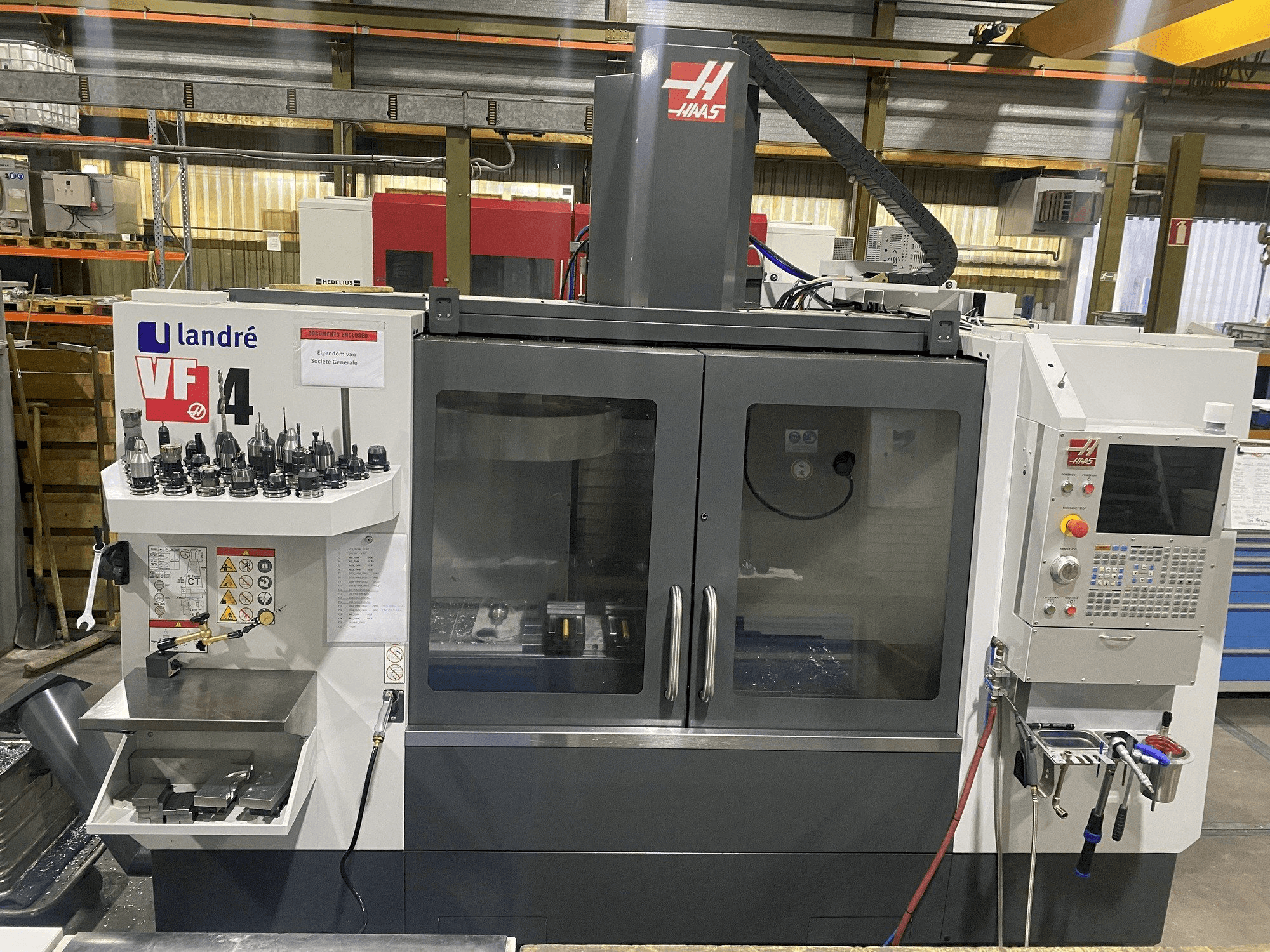 Vista Frontal da HAAS VF-4 máquina