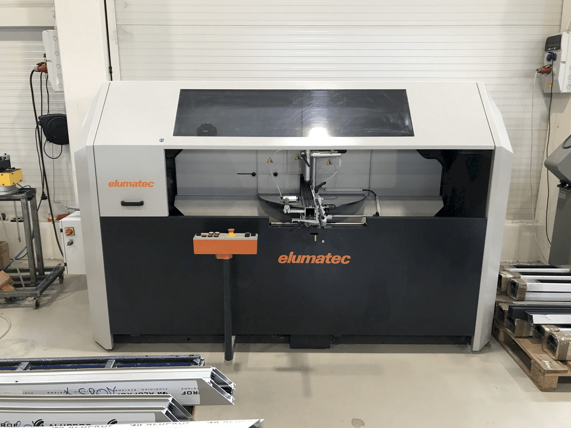 Vista Frontal da Elumatec AKS 134/64 máquina