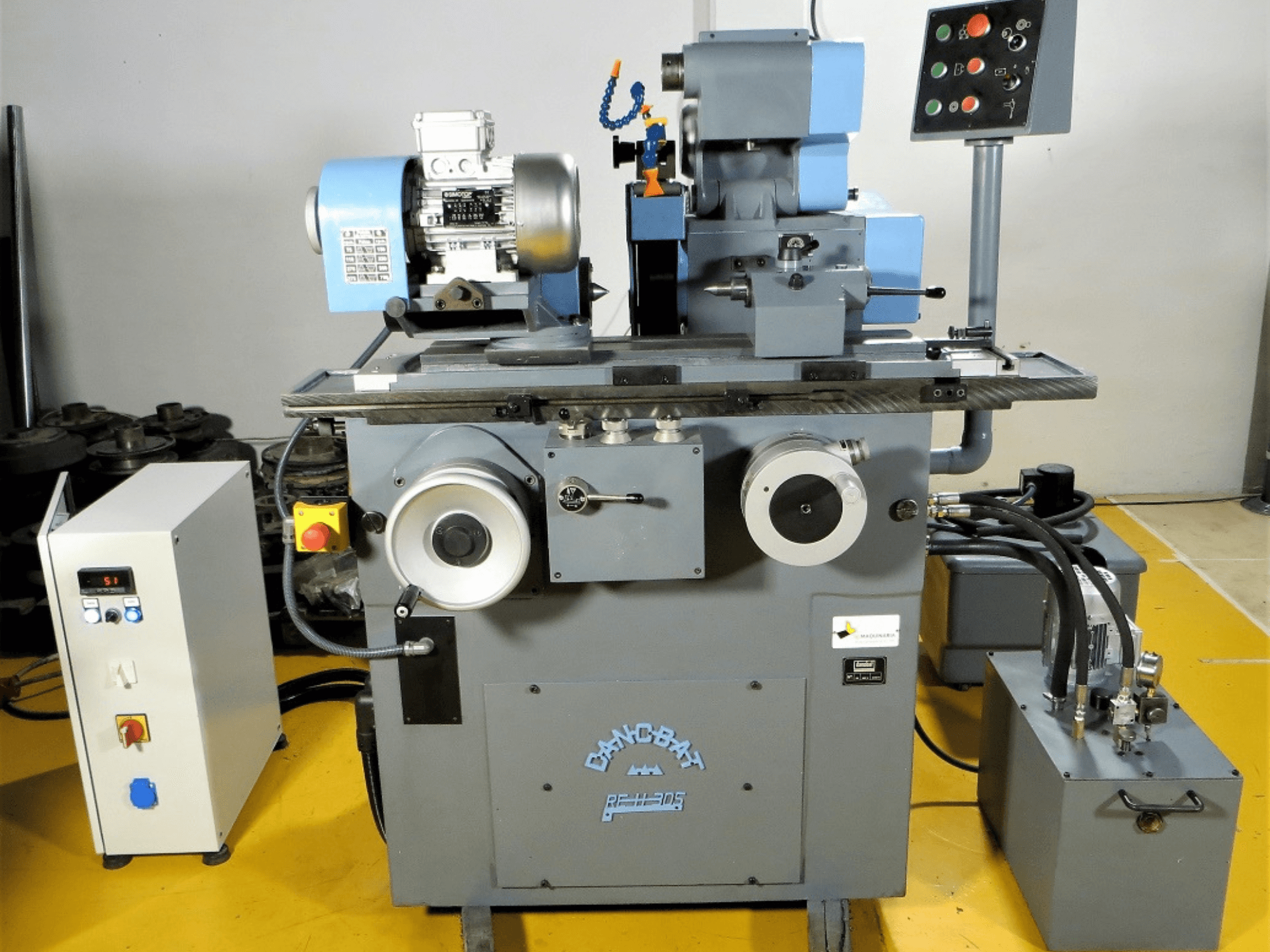 Retificadora de superfícies DANOBAT RE H 305, vista frontal, com motor, comandos e rebolo para trabalhos de precisão.