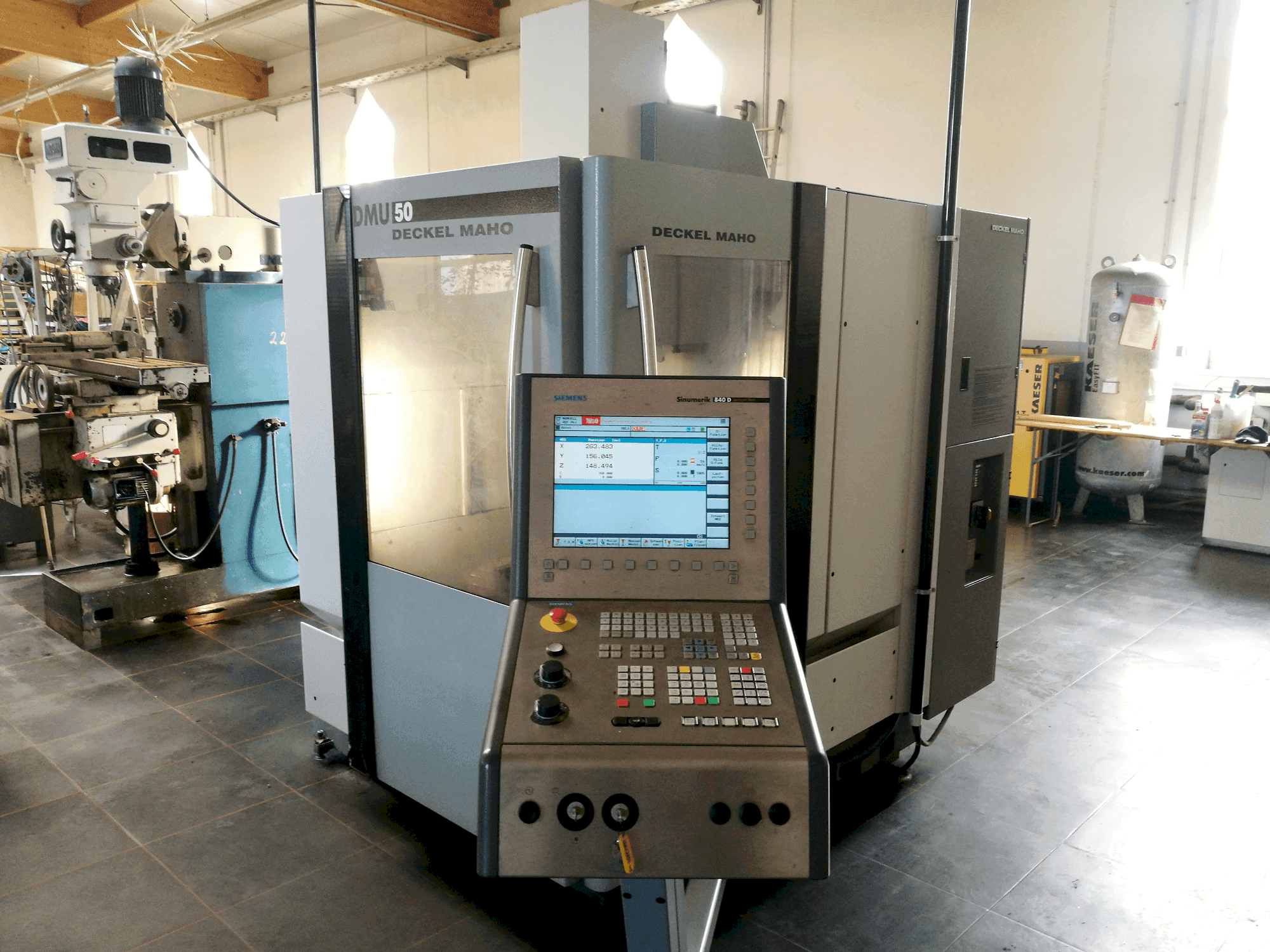 Vista Frontal da DECKEL MAHO DMU 50 máquina