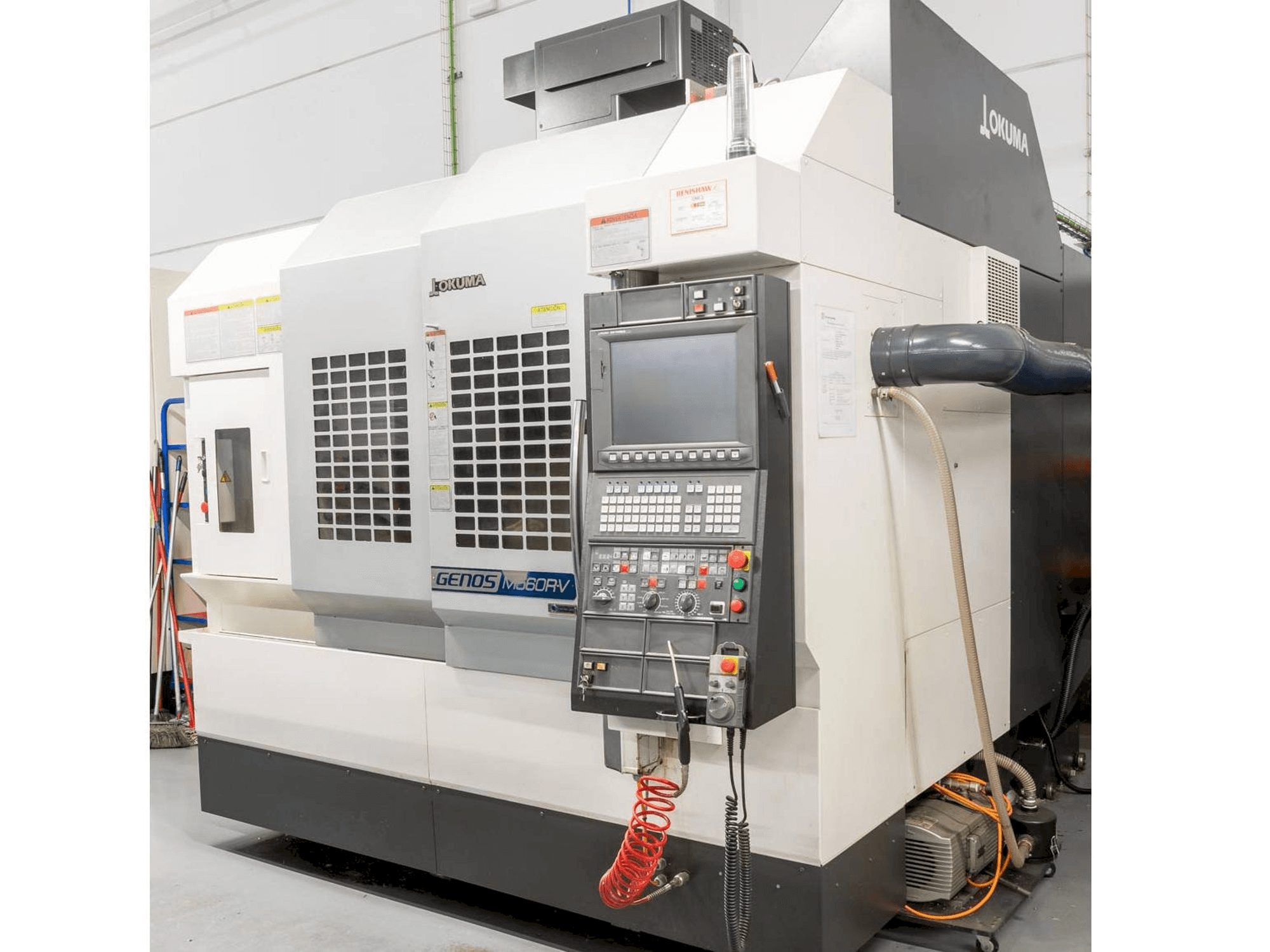 Vista Frontal da Okuma Genos M560R-V máquina