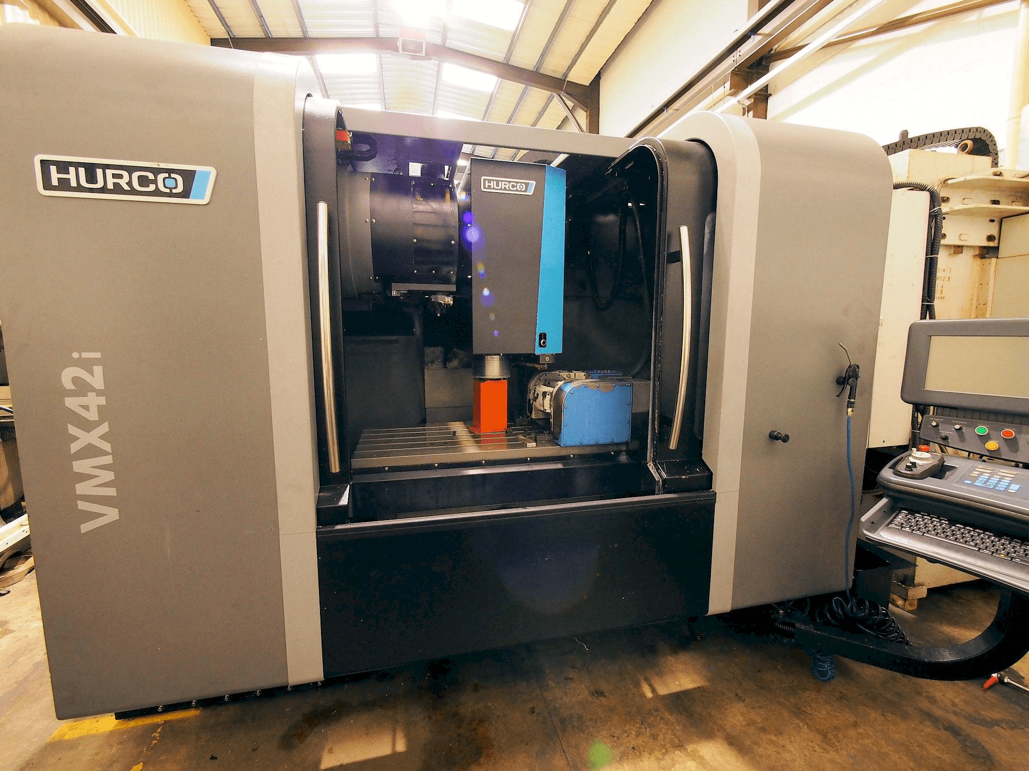 Vista Frontal da Hurco VMX 42i máquina