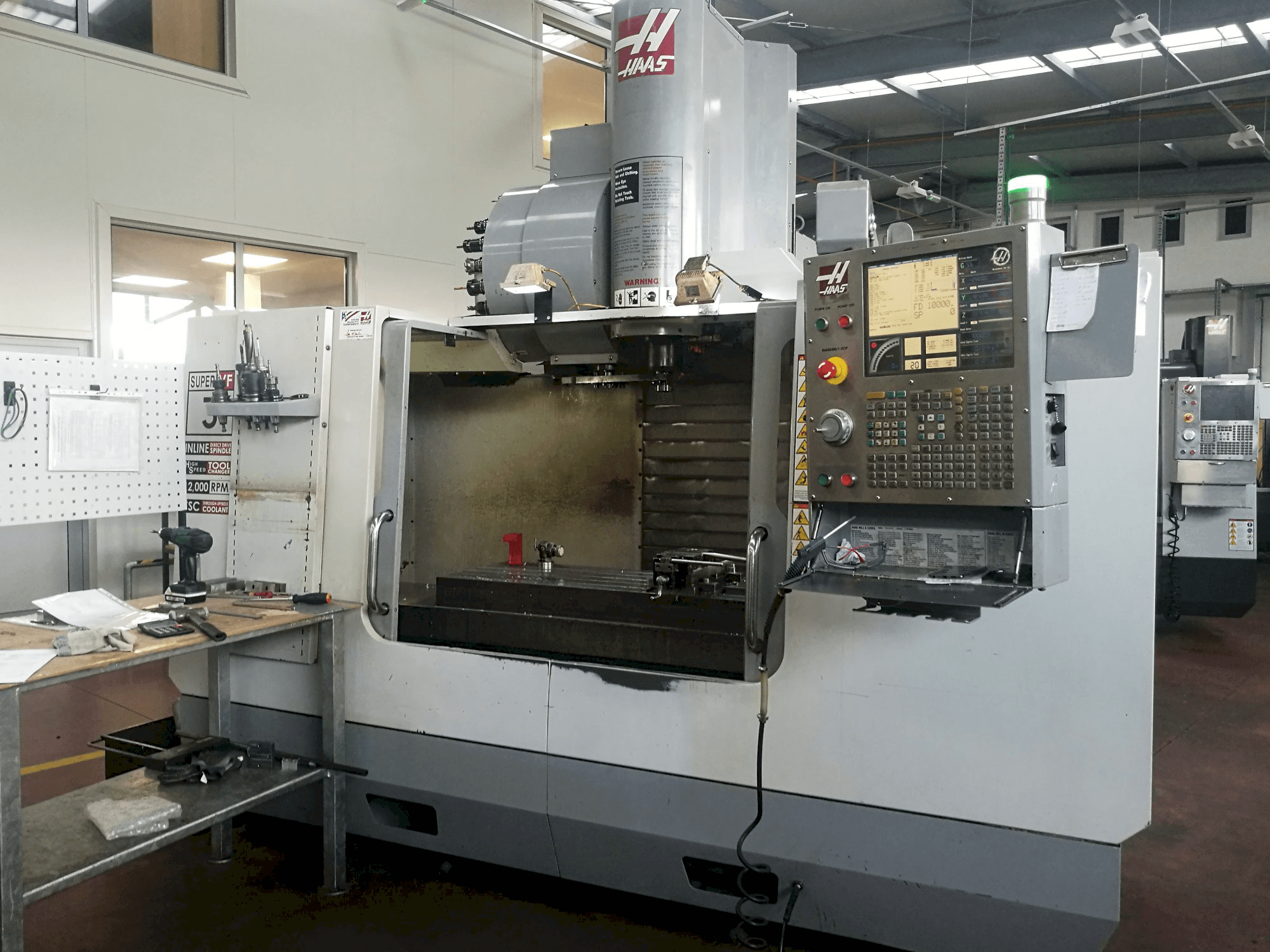 Vista Frontal da HAAS VF-3SSHE máquina
