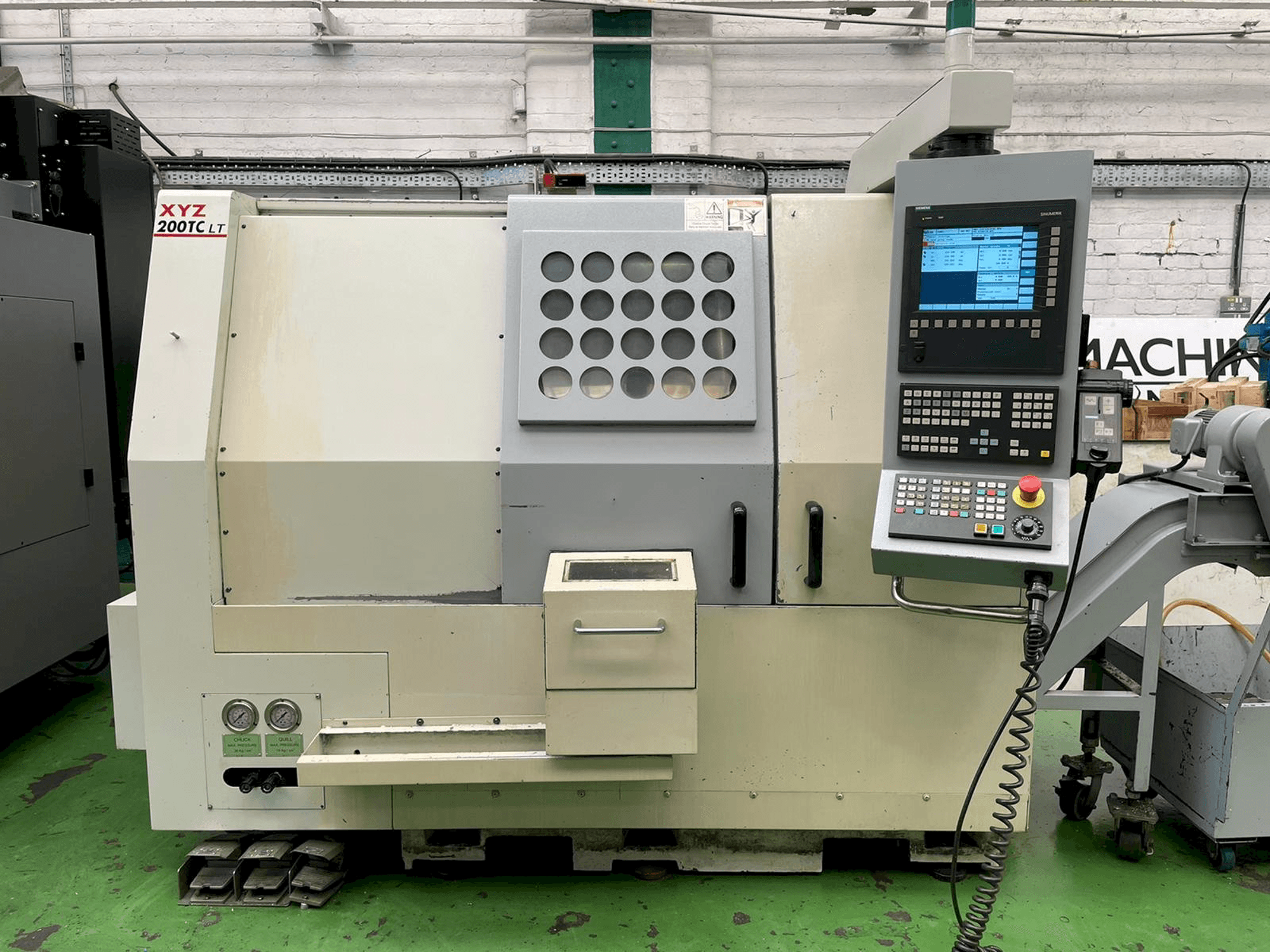 Vista Frontal da XYZ 200TC LT máquina