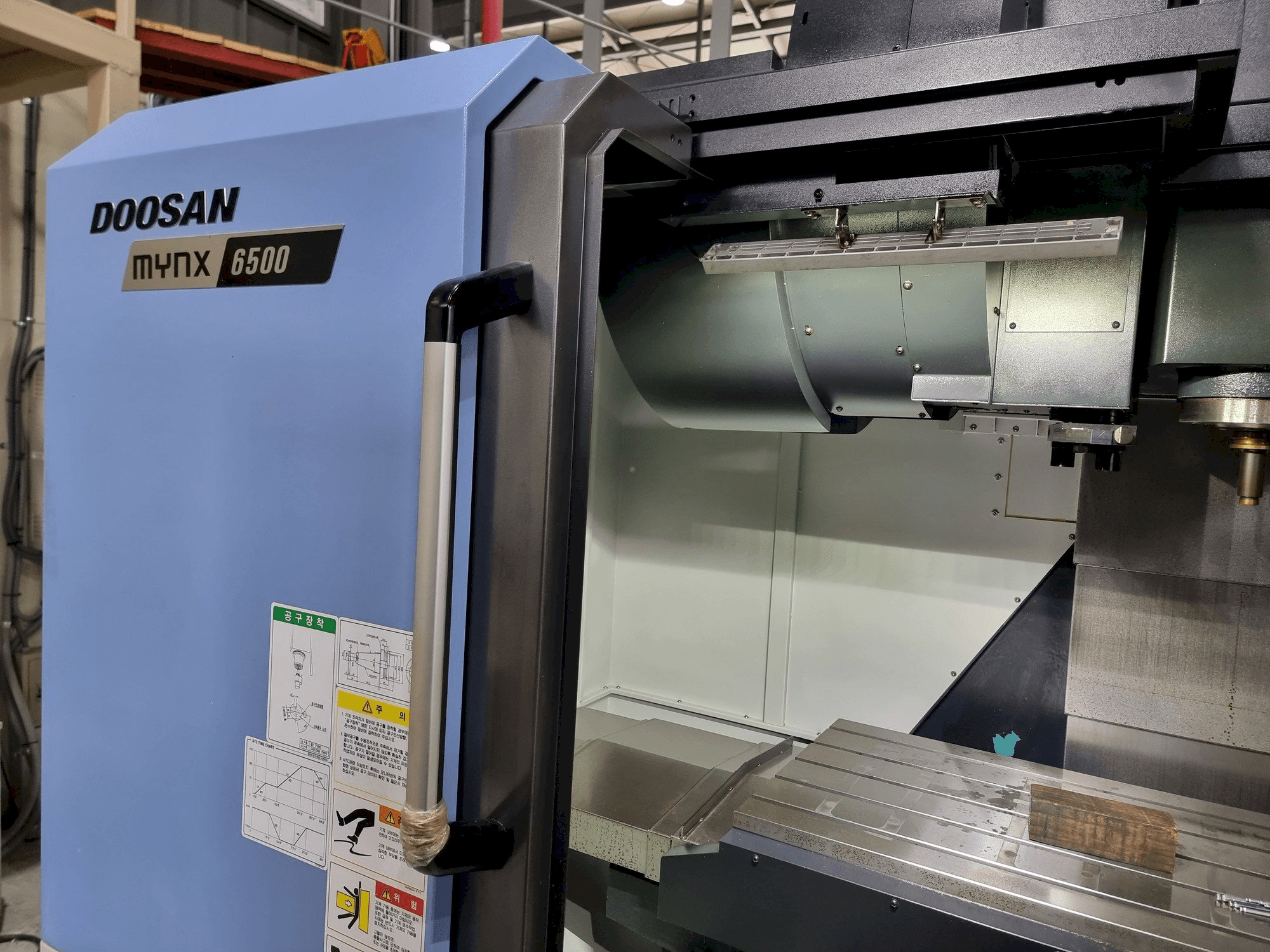 Vista Frontal da DOOSAN MYNX 6500 máquina