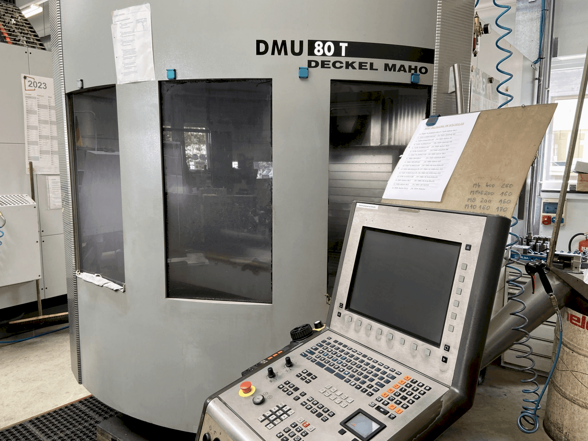 Vista Frontal da DECKEL MAHO DMU 80 T máquina