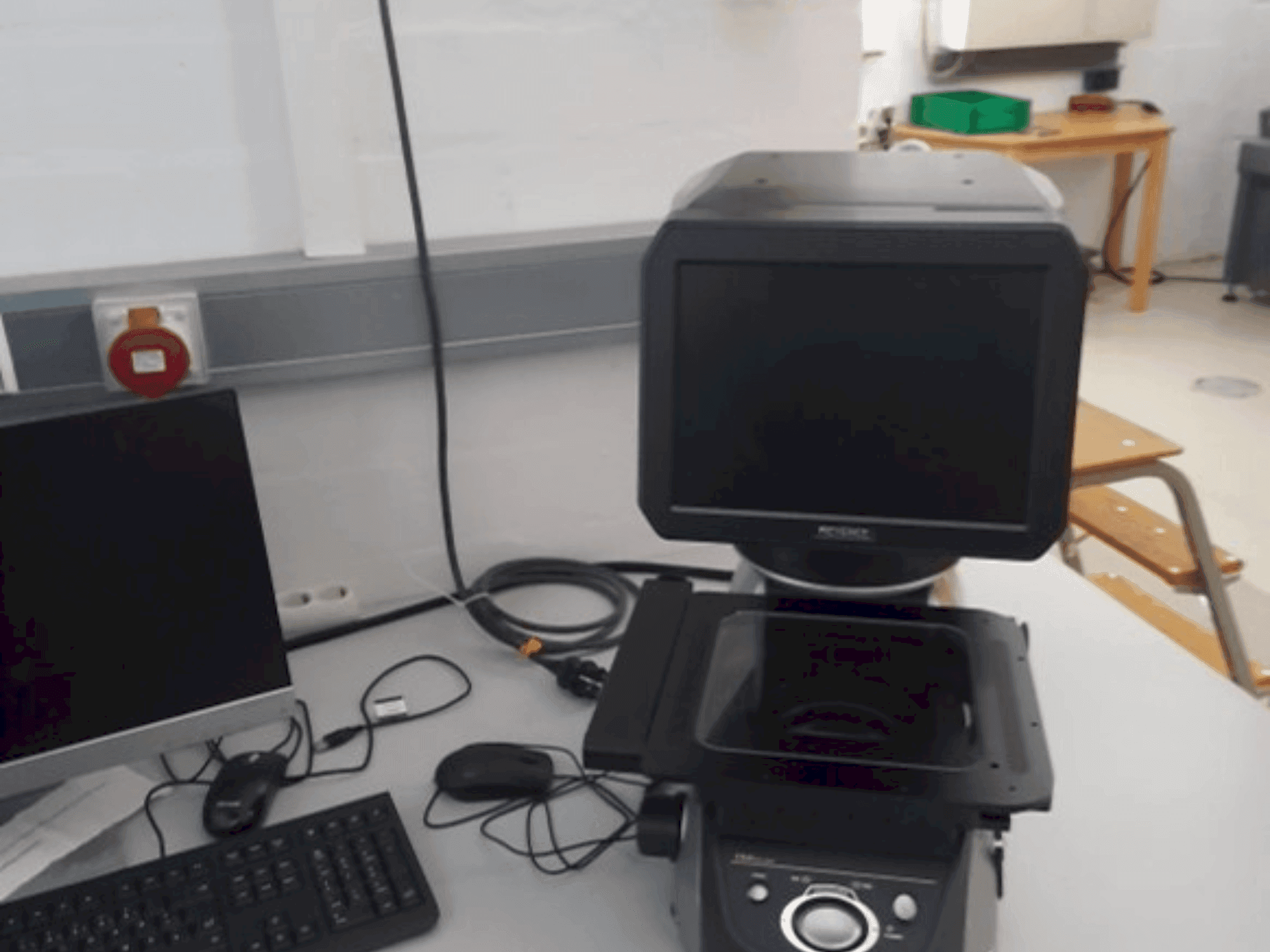 Vista Frontal da KEYENCE IM-7020 máquina