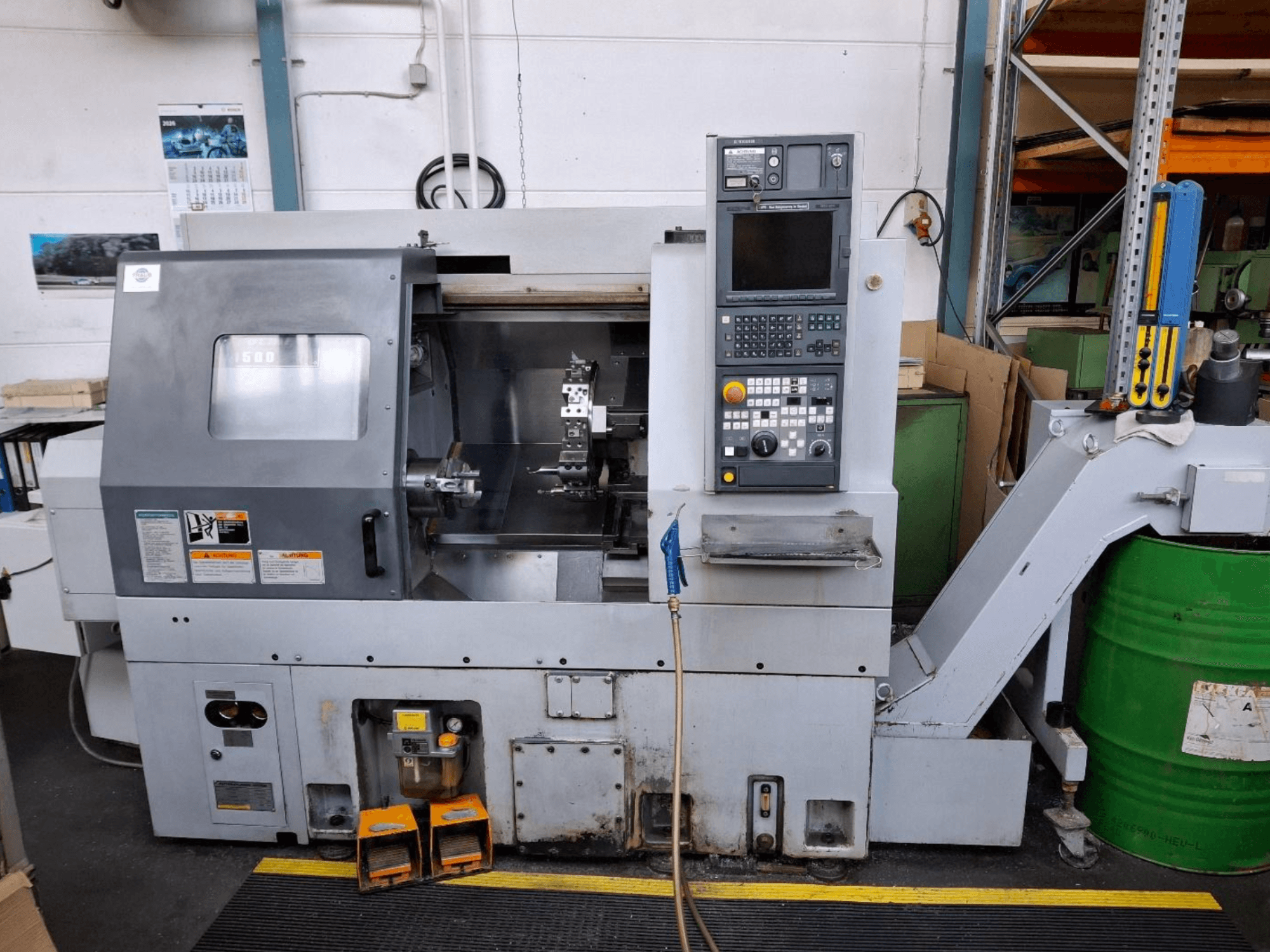 Torneiro horizontal MORI SEIKI CL 1500 T, vista frontal com painel de controlo, ferramentas visíveis e visor operacional.