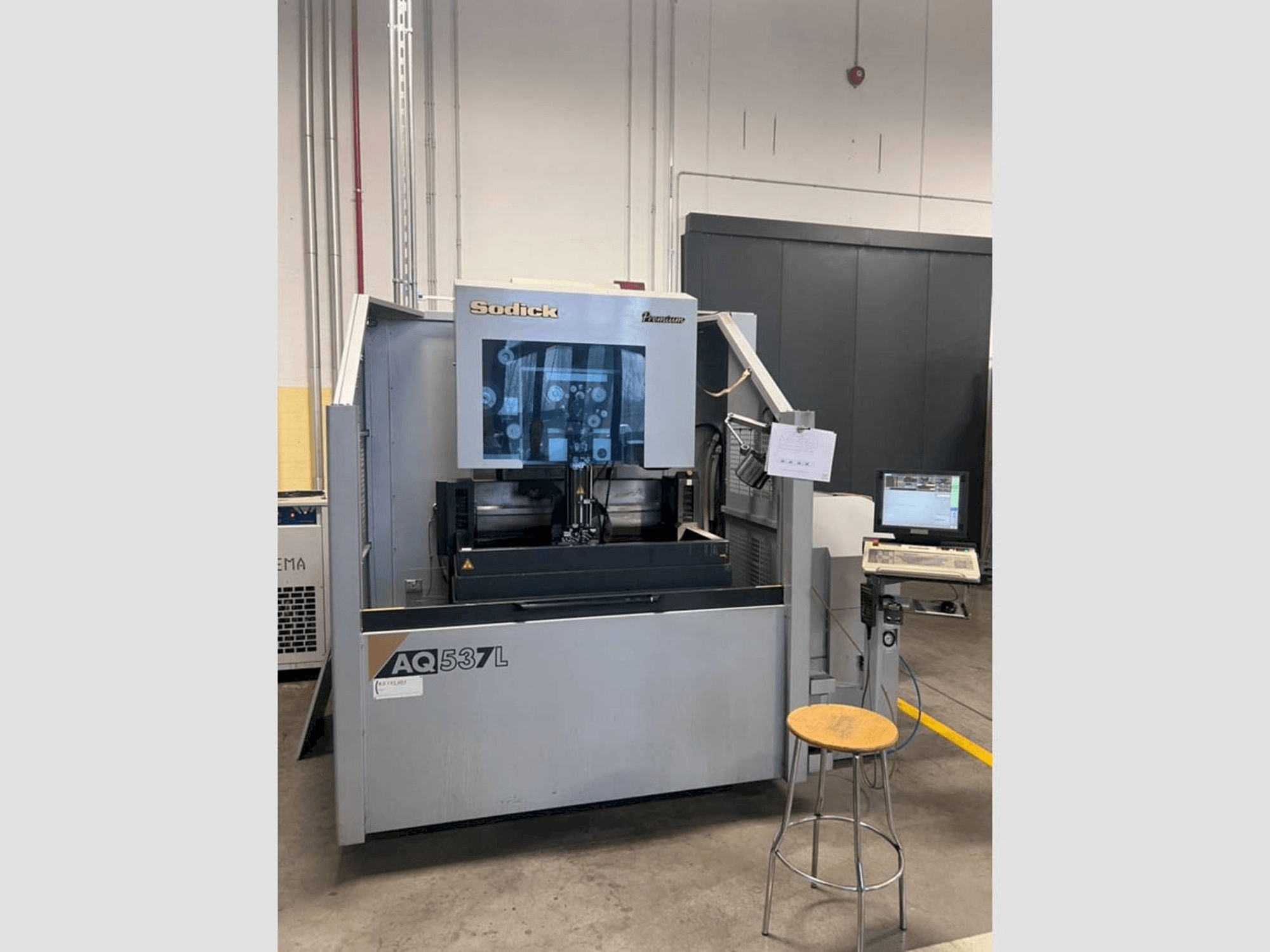 Vista Frontal da Sodick AQ537L máquina