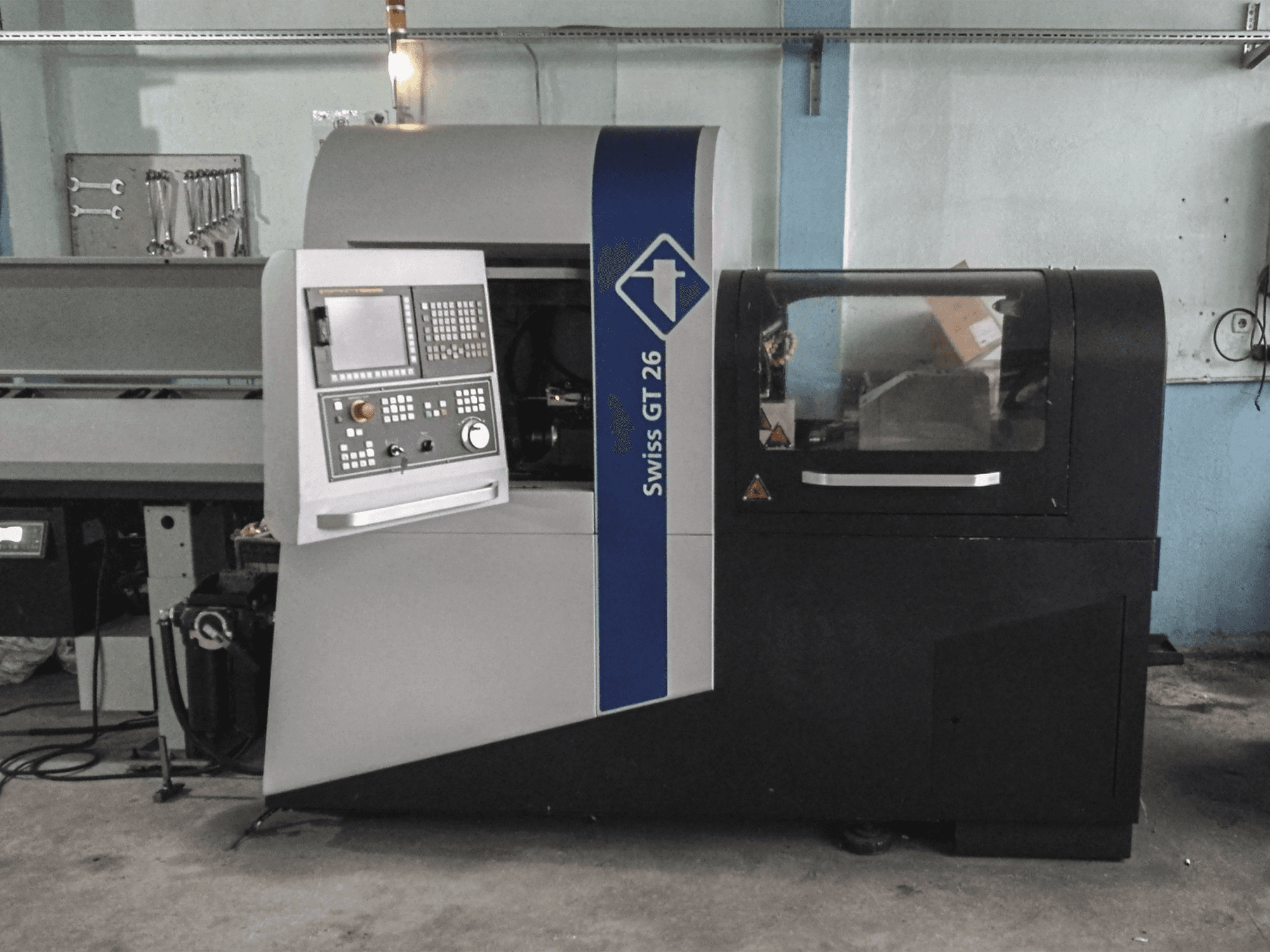 Vista Frontal da Tornos SWISS GT 26 máquina