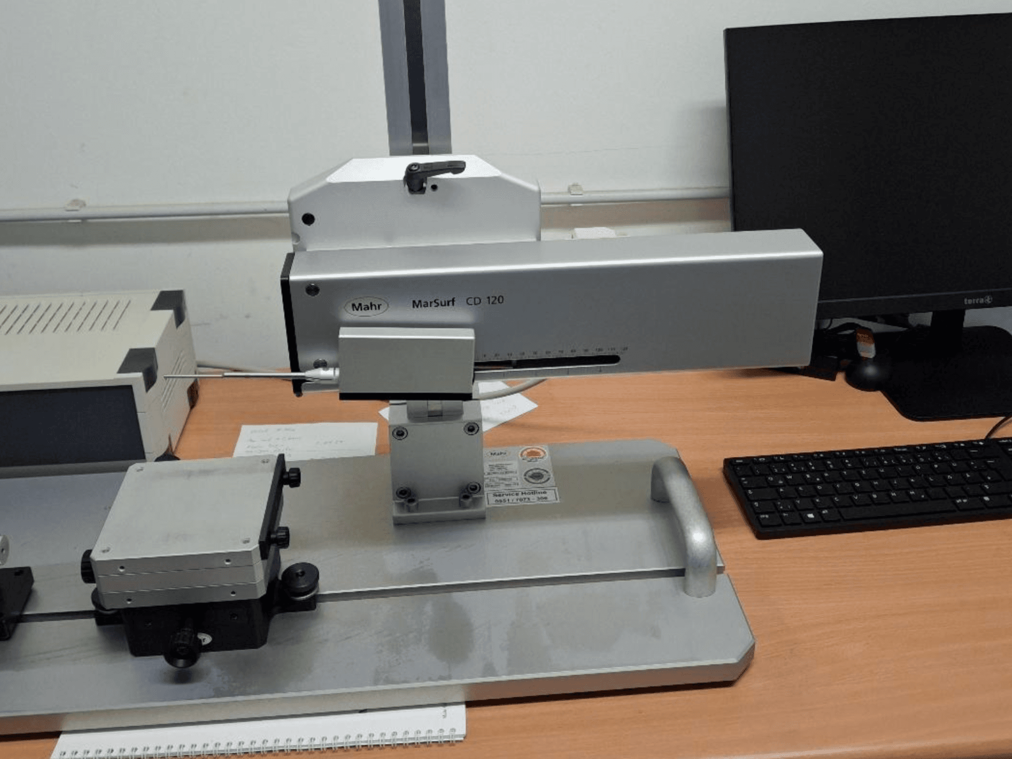 A MMC Mahr MARSURF CD 120 vista de frente, mostrando a cabeça de medição, o painel de controlo e a mesa de medição montada.
