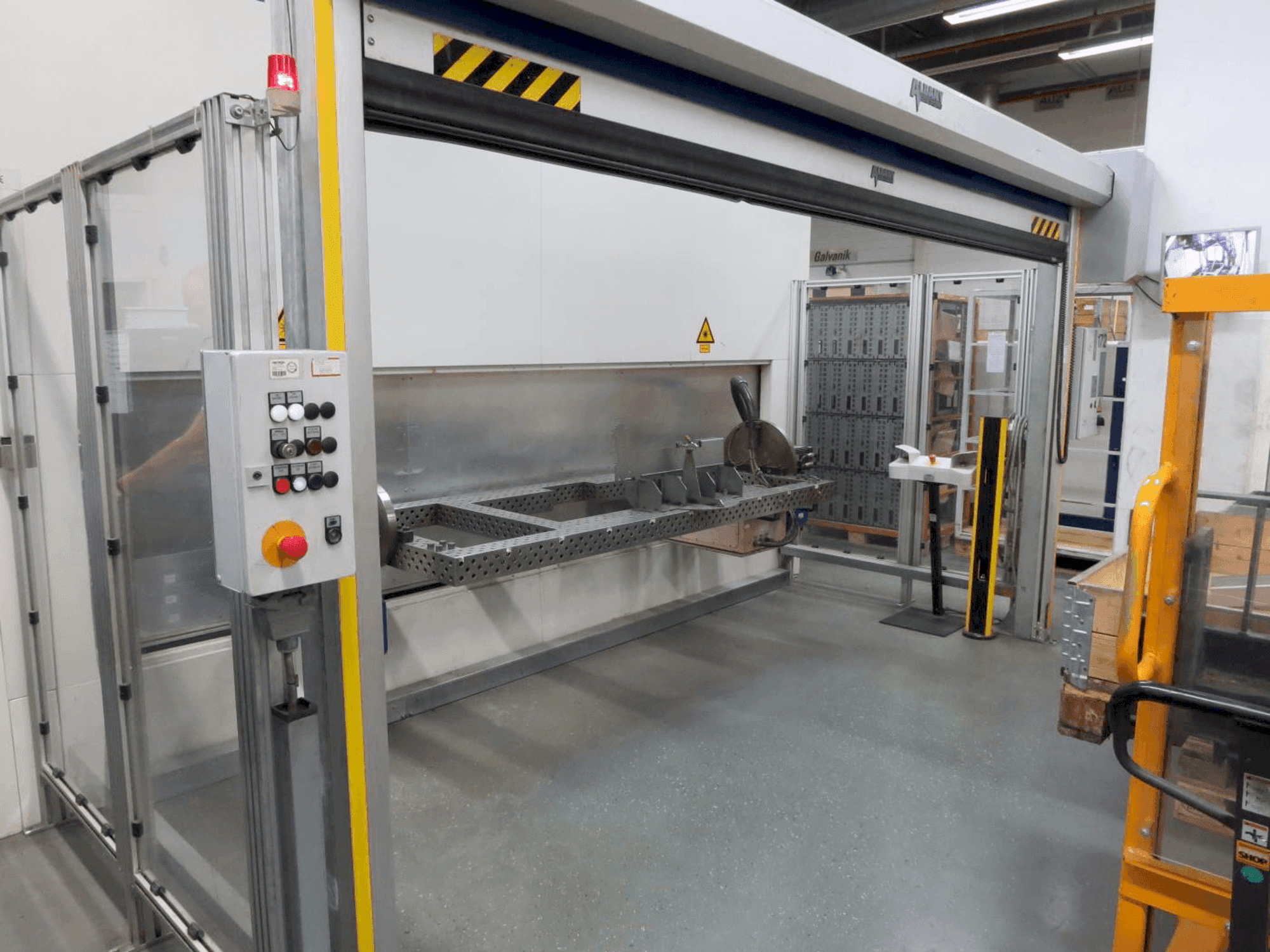 Vista Frontal da TRUMPF TruLaser Robot 5020 máquina
