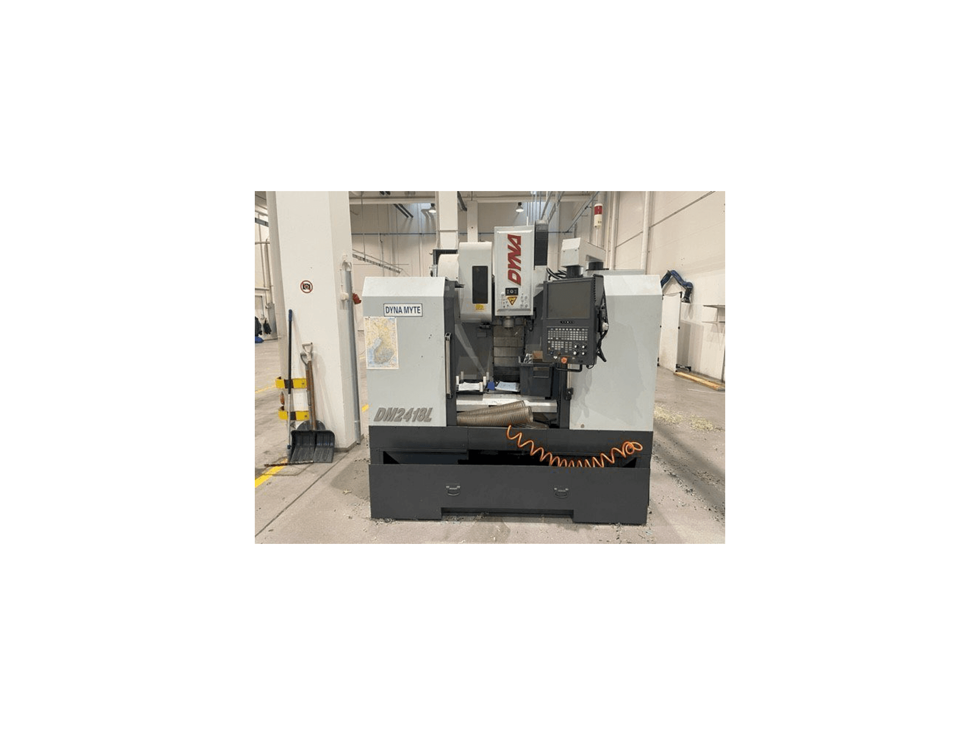 Vista Frontal da Dyna Myte DM 2418 L máquina