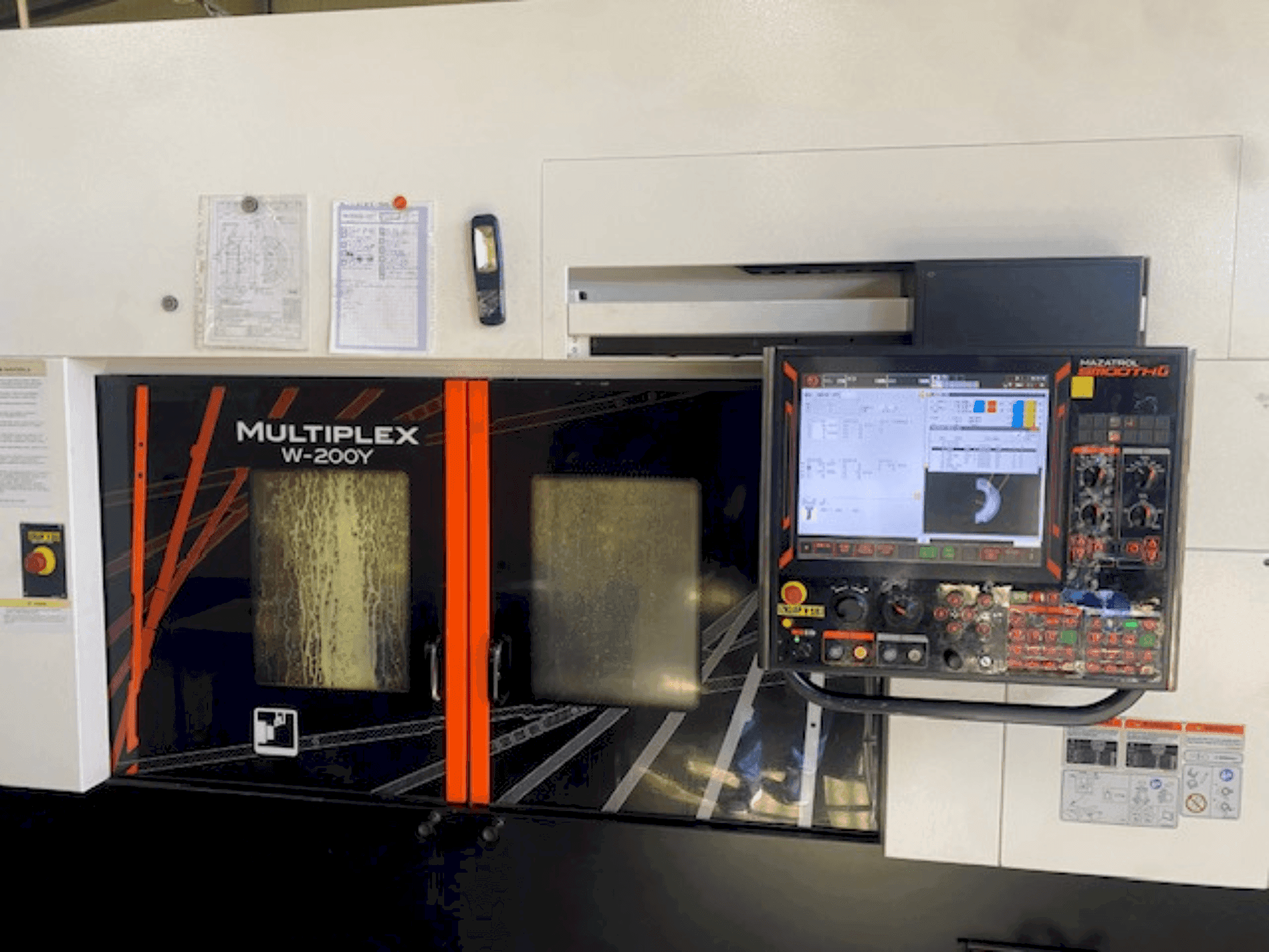 Vista Frontal da Mazak multiplex 200 y máquina