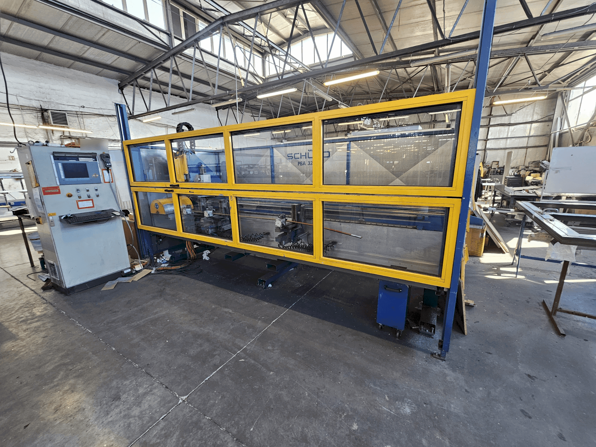 Vista Frontal da SCHÜCO PBA 3250 máquina