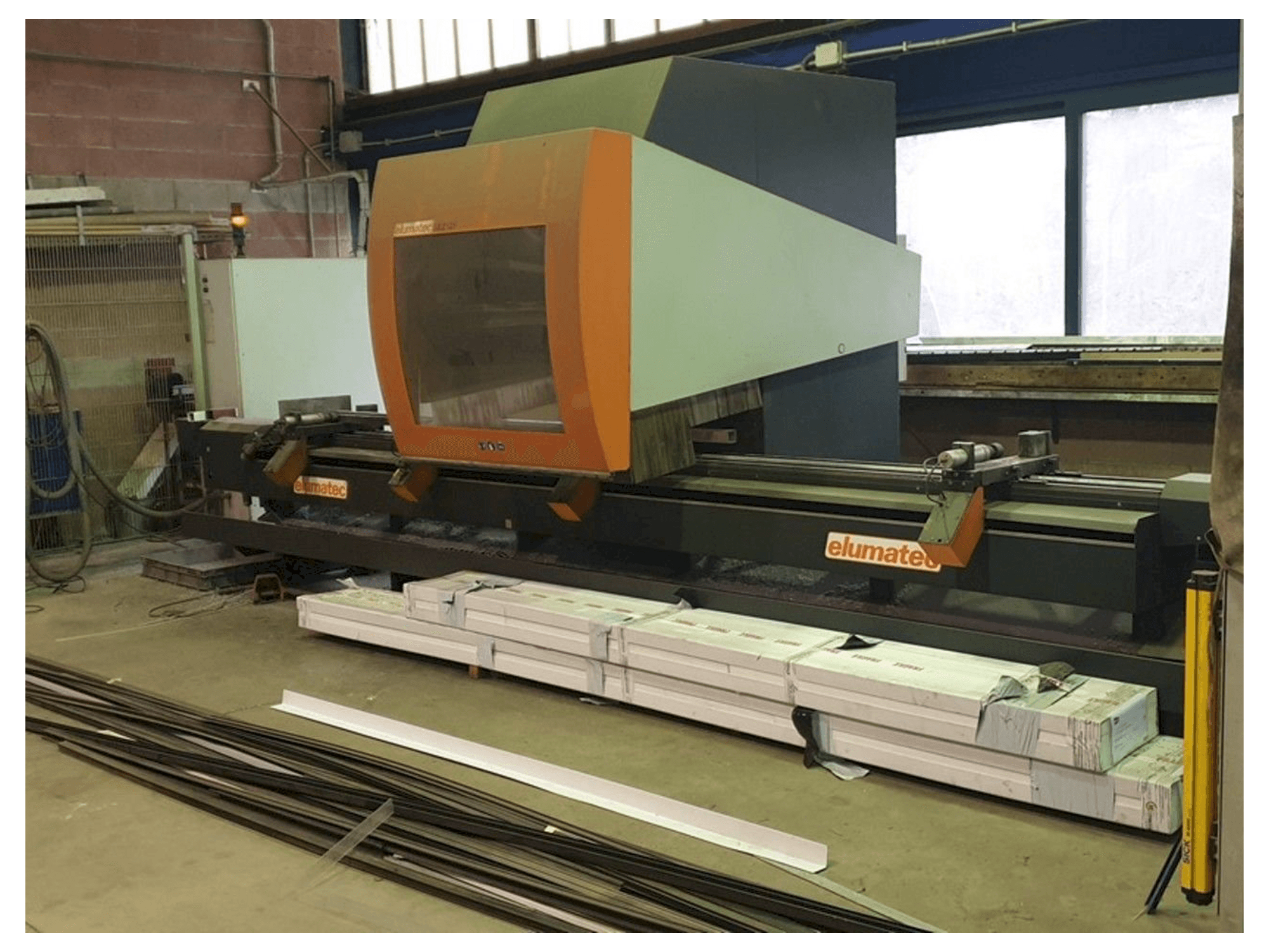 Vista Frontal da Elumatec SBZ 131 máquina