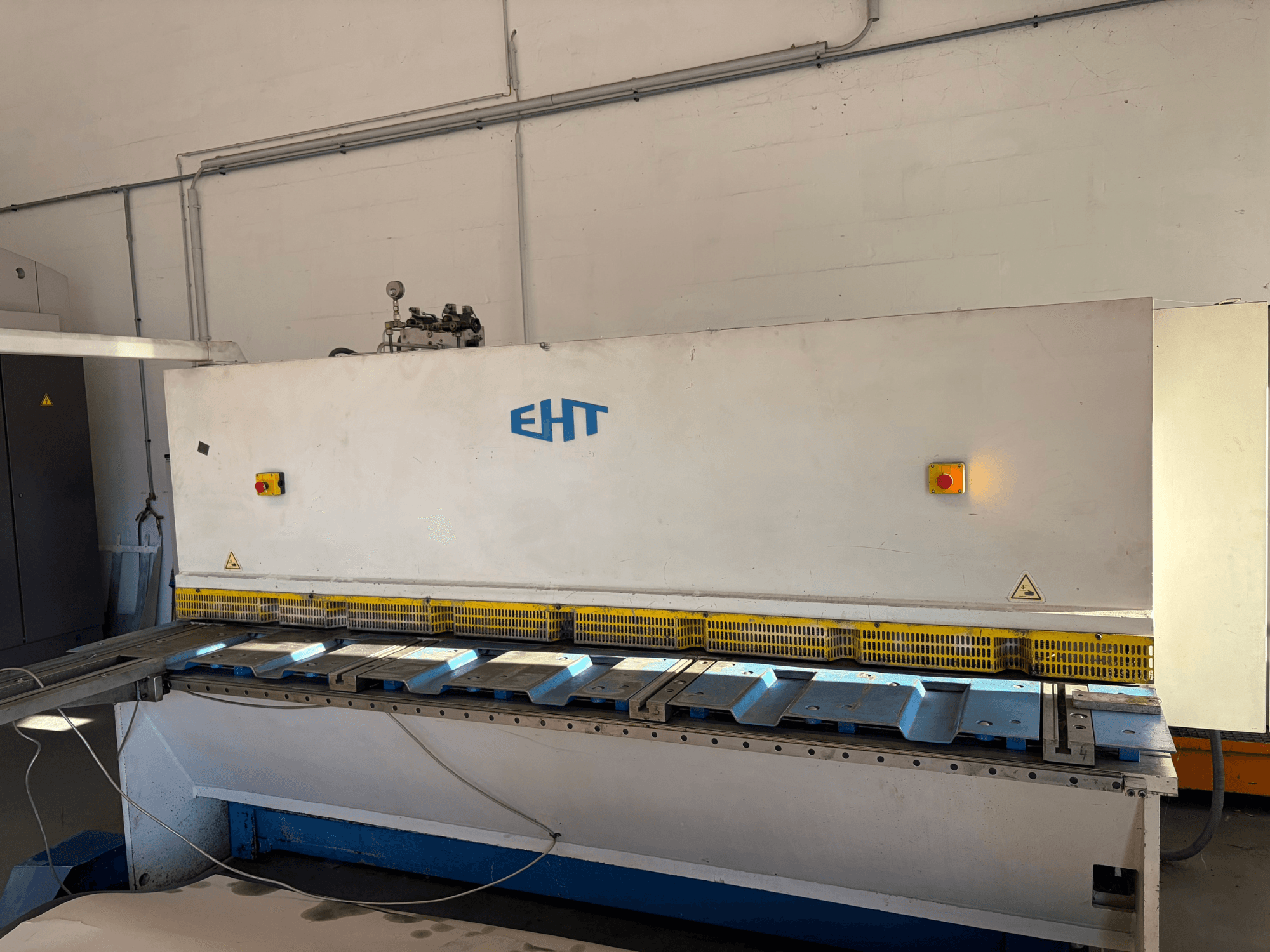 Máquina de corte hidráulica EHT ISS 5-30 numa oficina, vista frontal que mostra o painel de controlo e a superfície de corte.
