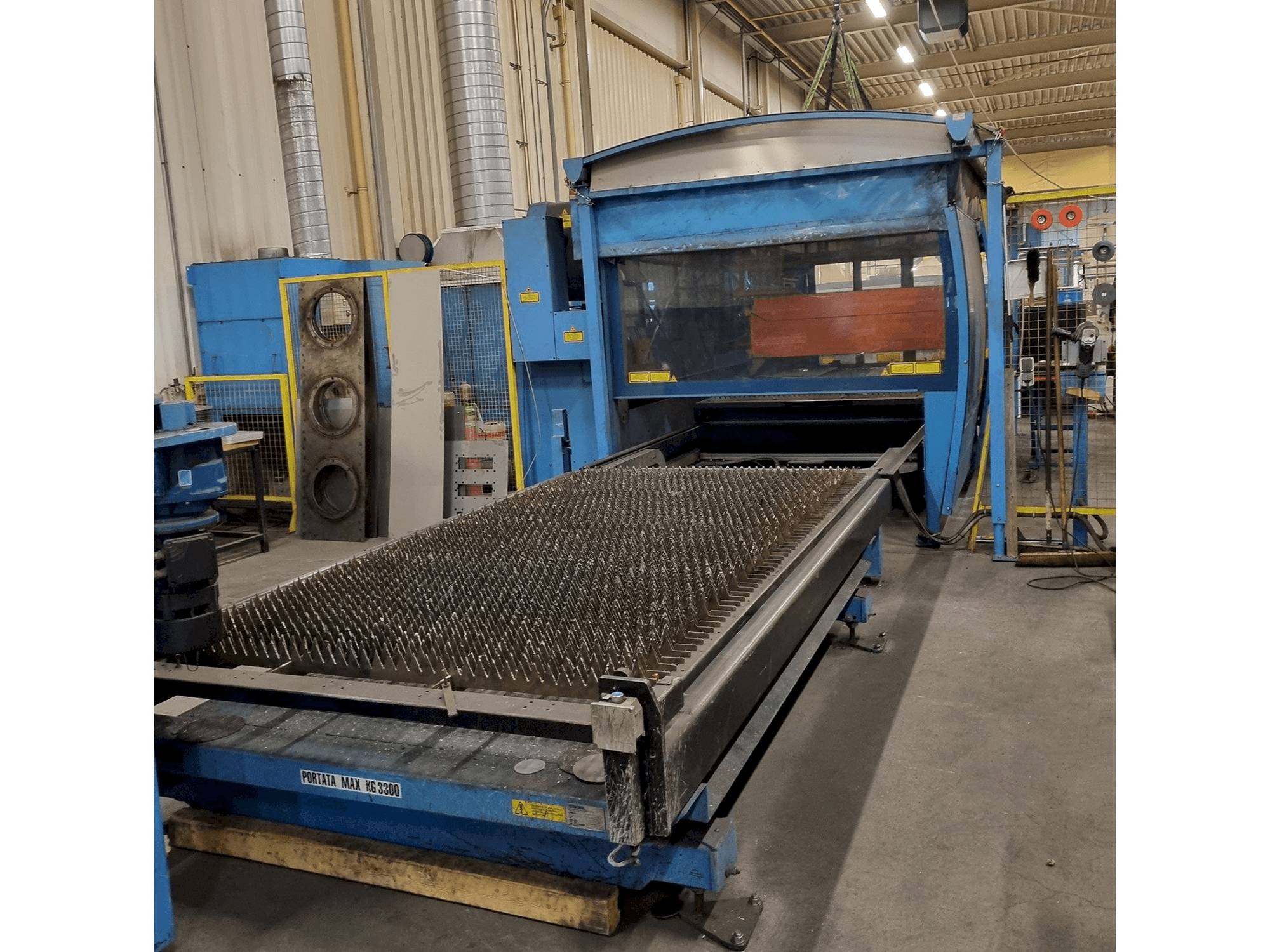 Vista Frontal da Prima Power Platino 1530HS 3,0kW CO2 máquina