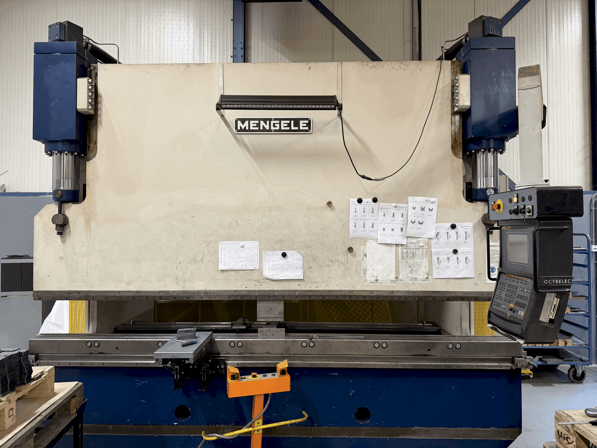 Vista Frontal da MENGELE HB175-30/35 máquina