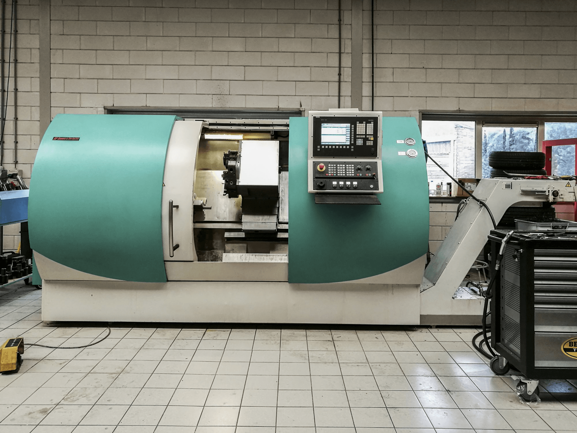 Vista Frontal da TRENS SBL 500 CNC máquina