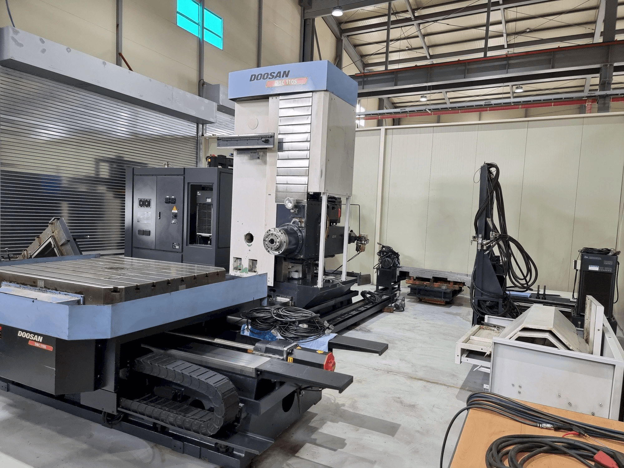 Vista Frontal da Doosan DBC 110S máquina