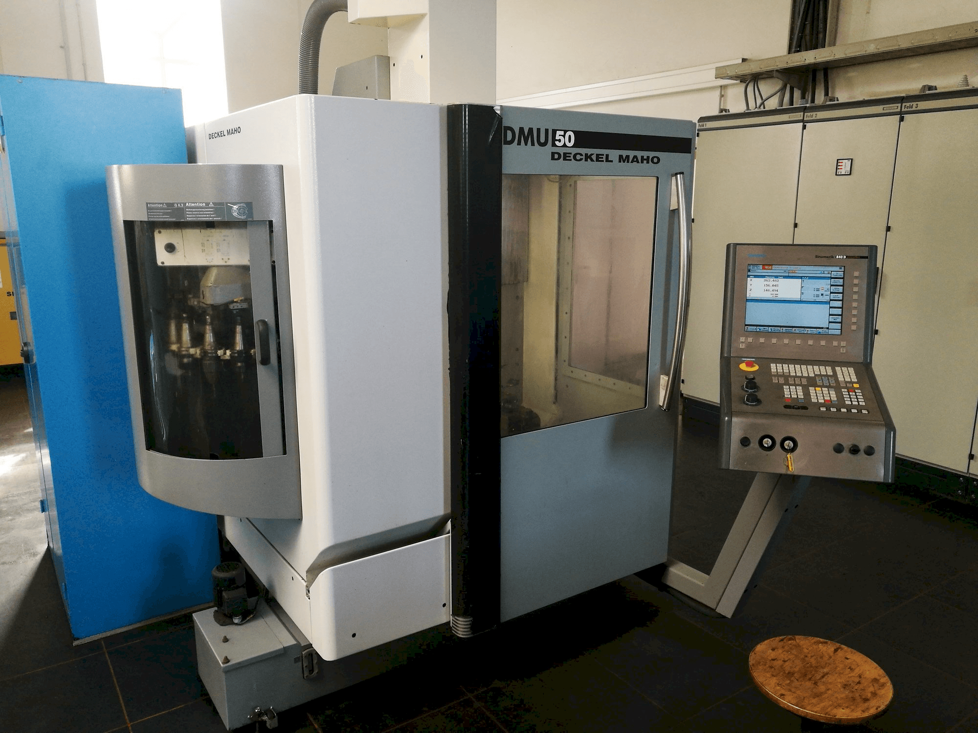 Vista Frontal da DECKEL MAHO DMU 50 máquina