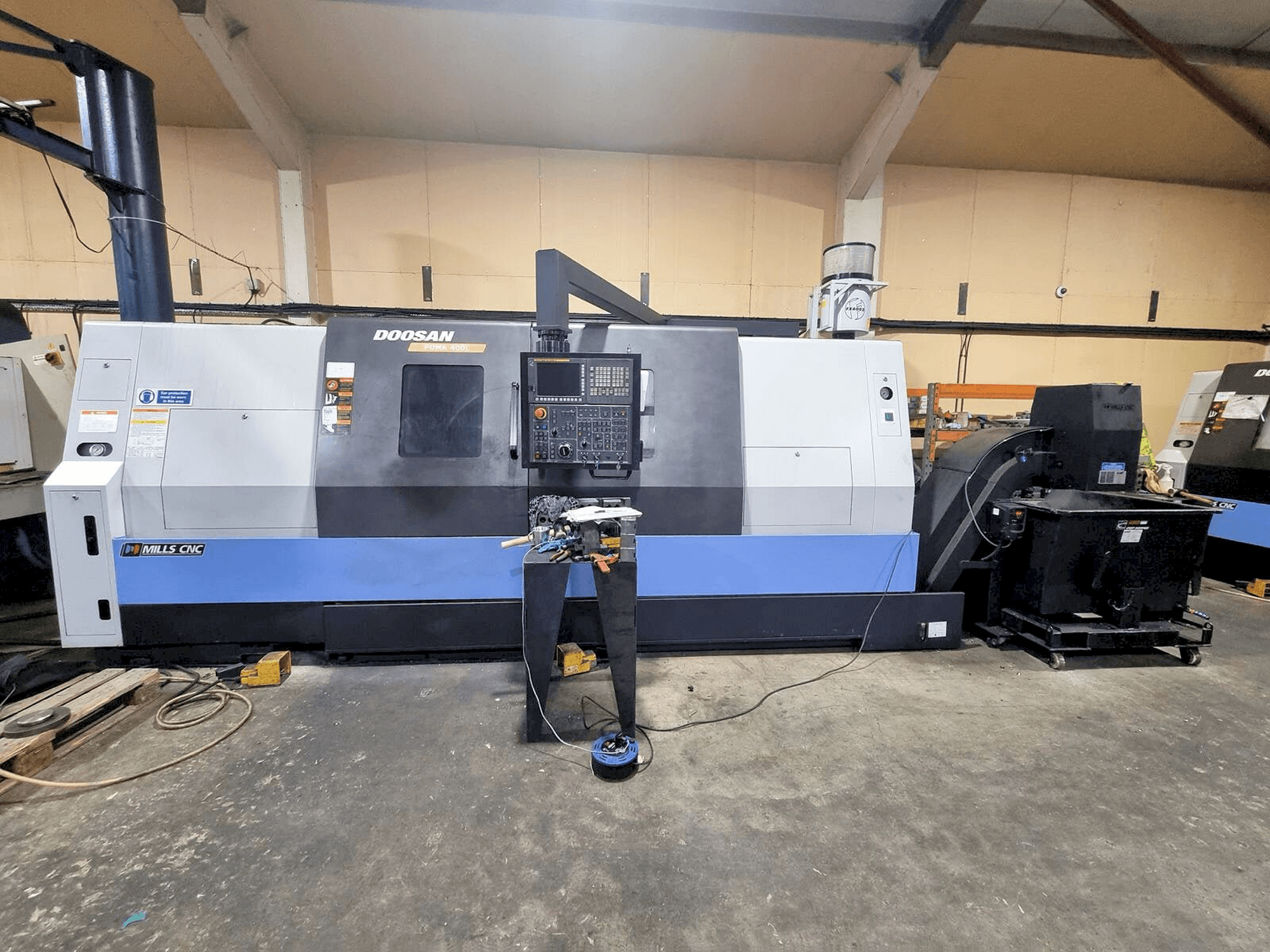 Vista Frontal da DOOSAN Puma 400LB máquina
