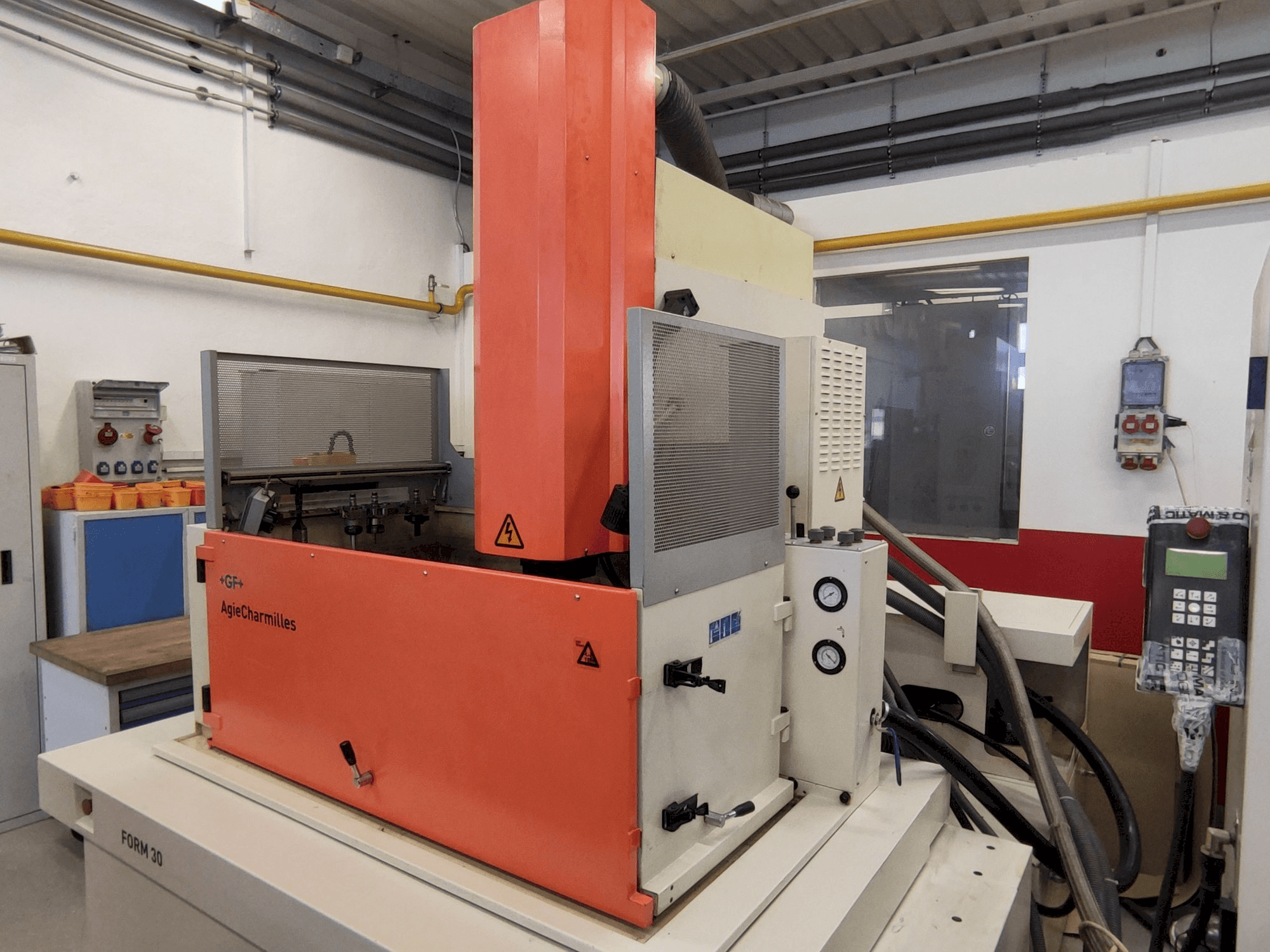 Vista Frontal da AgieCharmilles FORM 30 máquina