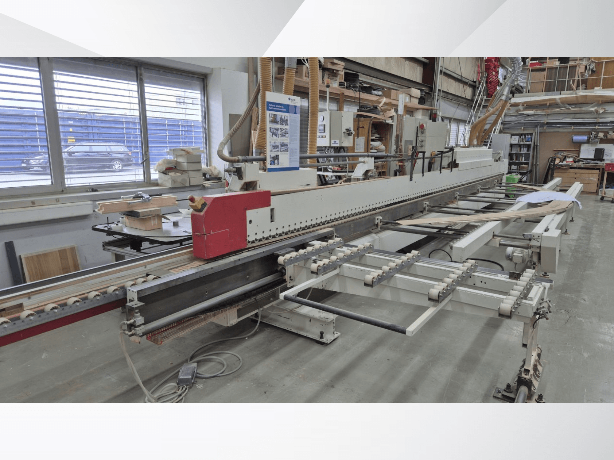 Máquina de encadernação IMA AVM/K/I/G80/822/S3R3L20, vista lateral, mostrando o mecanismo de alimentação e o painel de controlo.