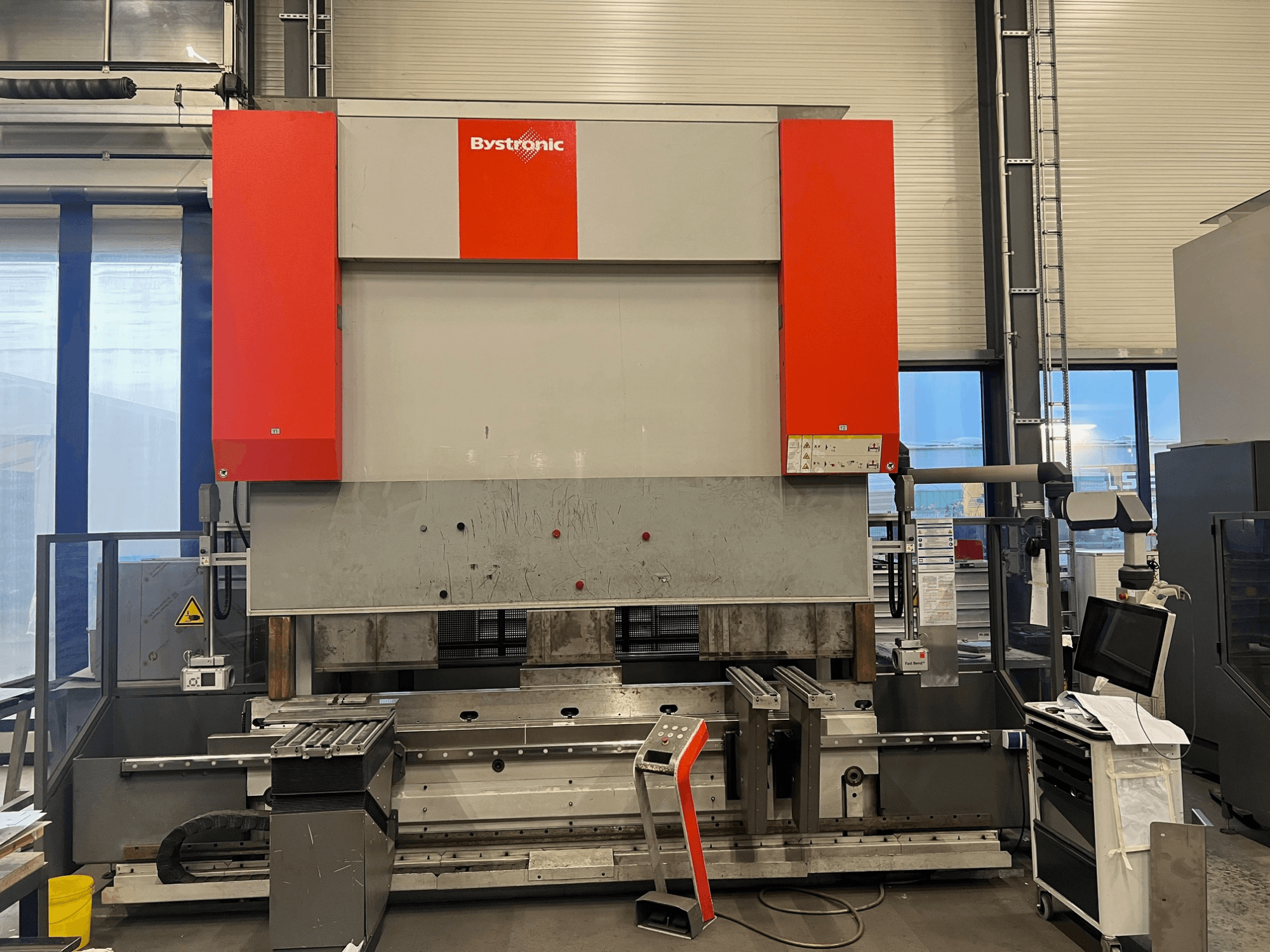 Máquina de dobrar chapa Bystronic em vista frontal, com design elegante, painel de controlo e caraterísticas de segurança.