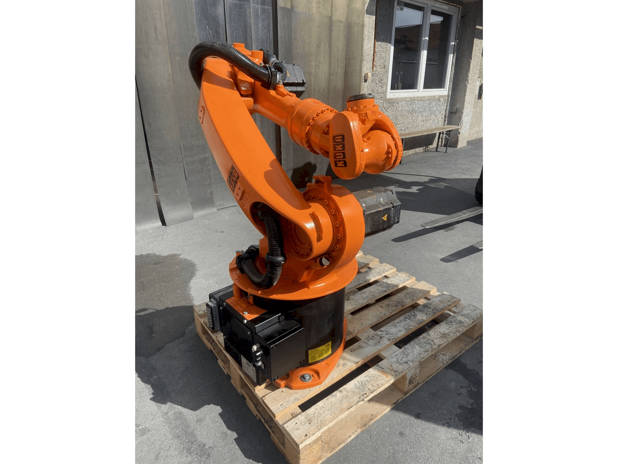 Vista Frontal da KUKA Kr16 máquina